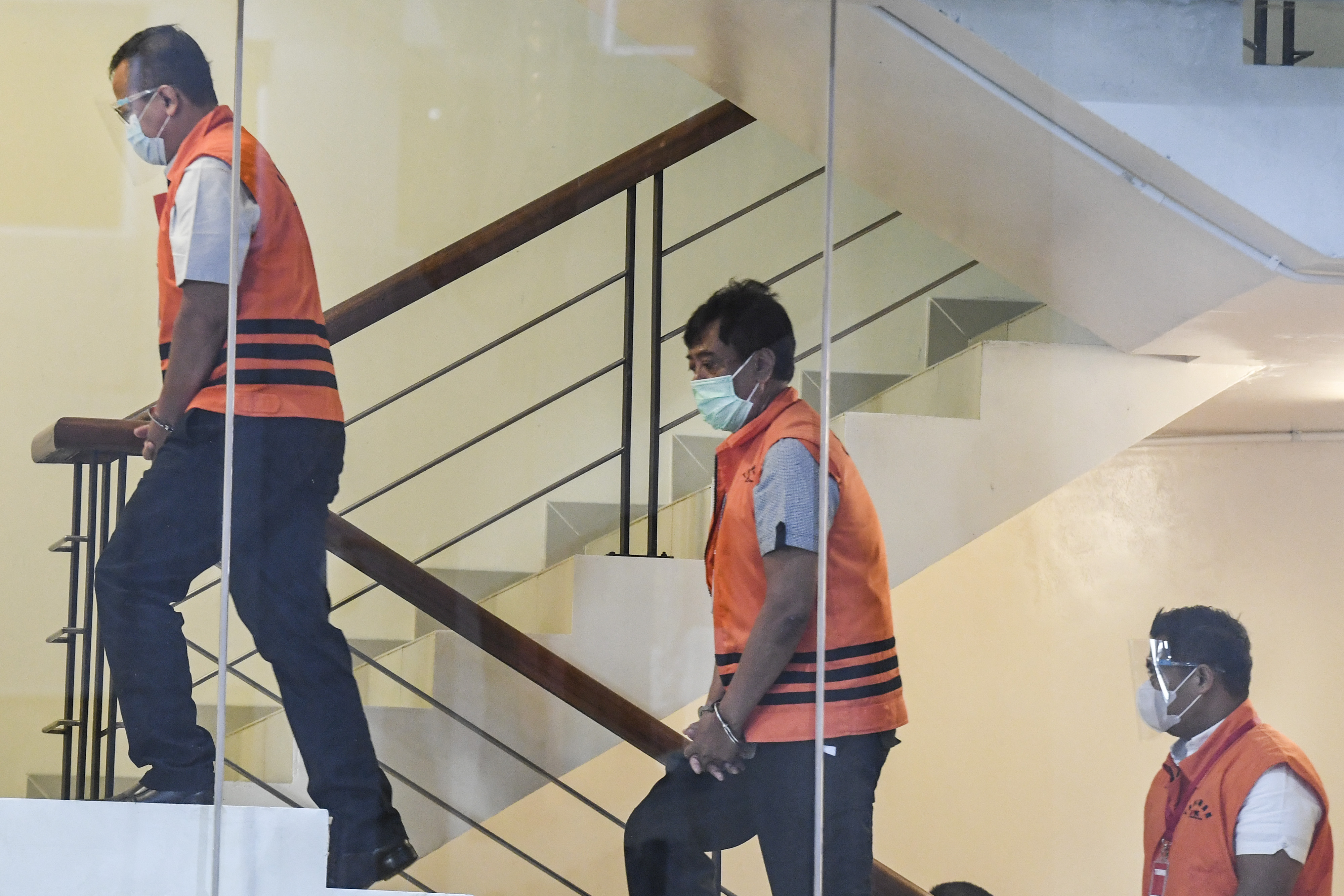 Mantan Menteri Kelautan dan Perikanan Edhy Prabowo beserta dua tersangka lainnya di gedung KPK.