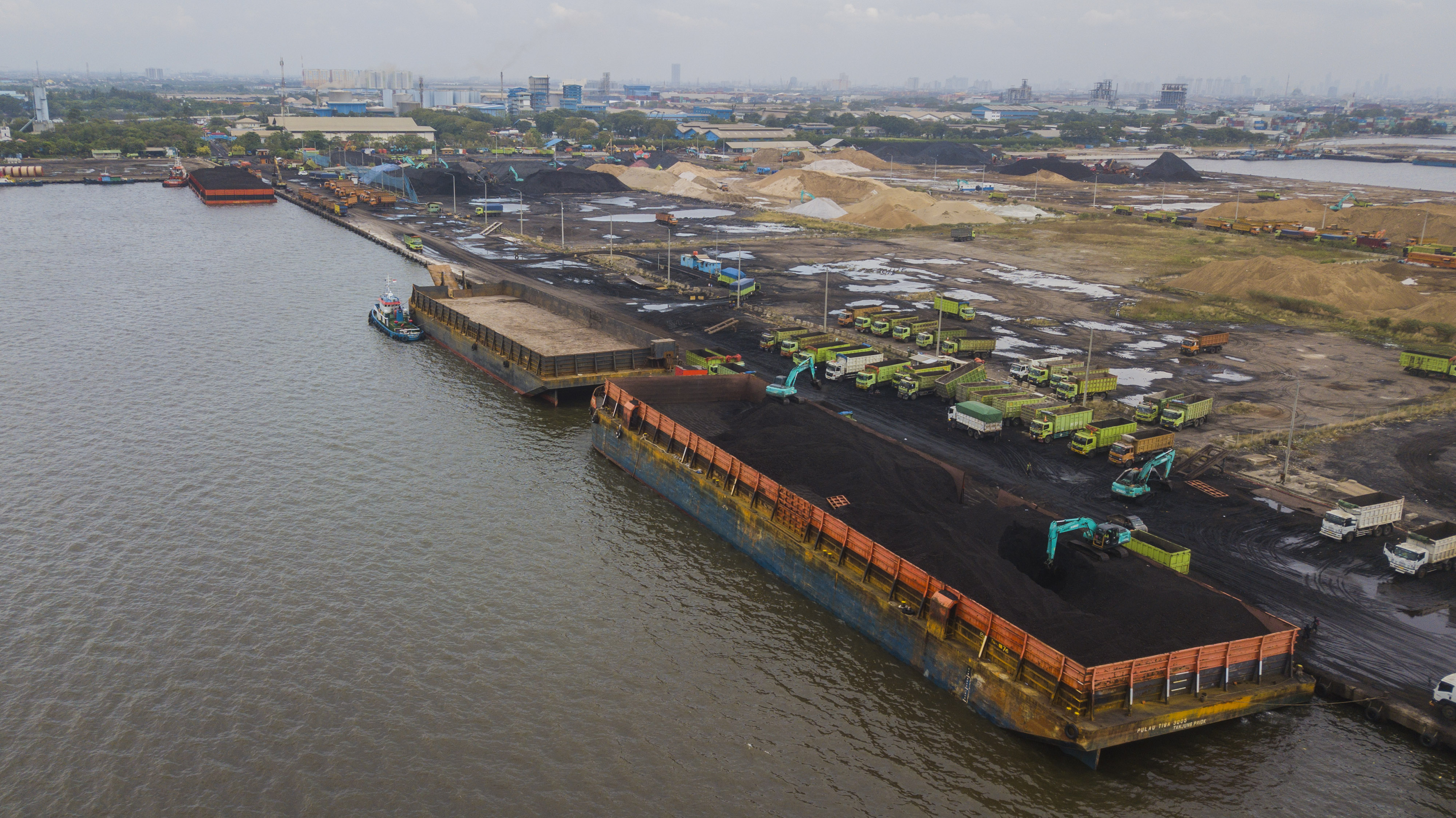  Foto udara aktivitas bongkar muat di kawasan pier 1 Pelabuhan PT Karya Citra Nusantara (KCN), Marunda, Jakarta Utara.
