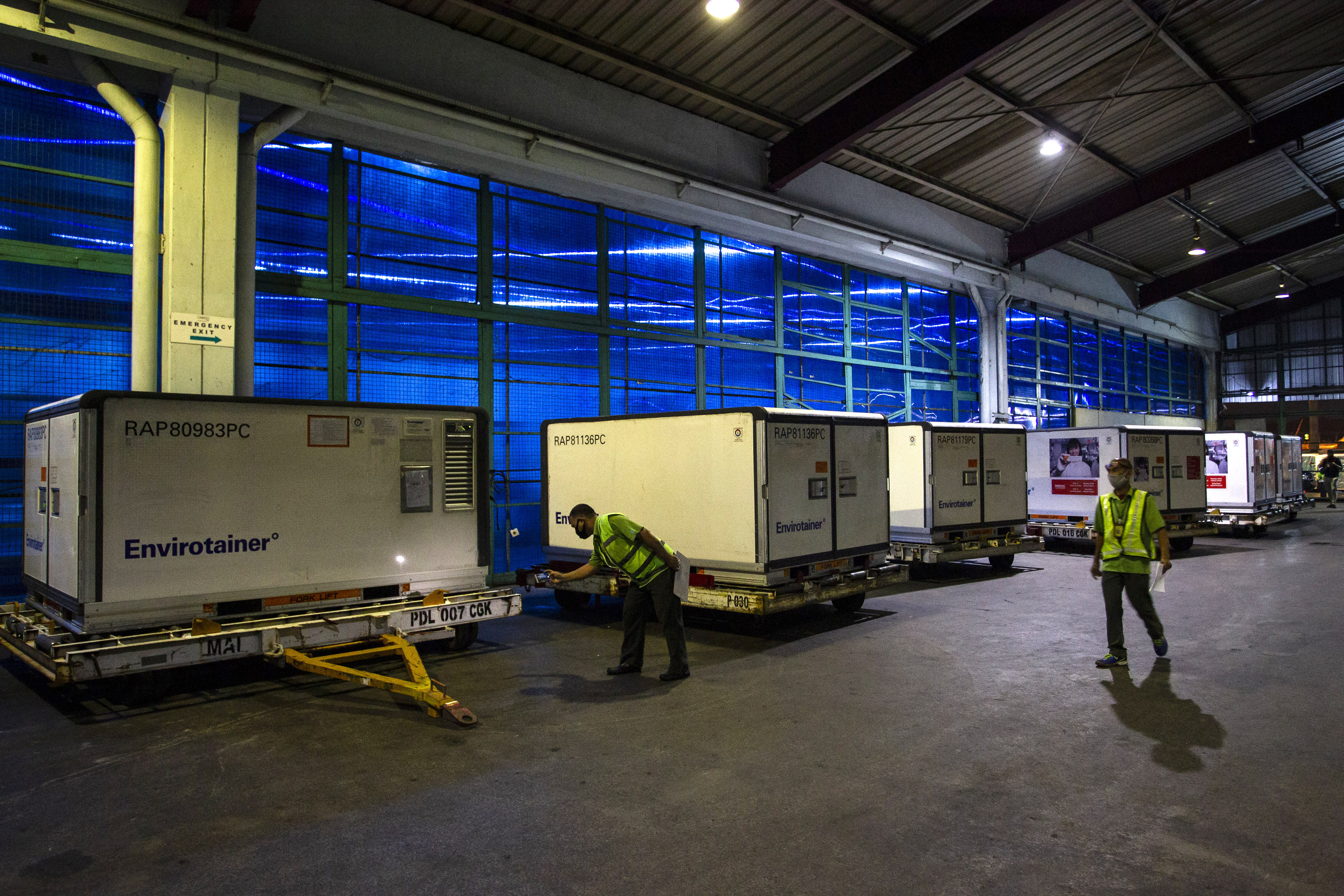  Petugas mengecek kontainer berisi vaksin COVID-19 saat tiba di Bandara Soekarno-Hatta, Tangerang, Banten, Minggu (6/12).