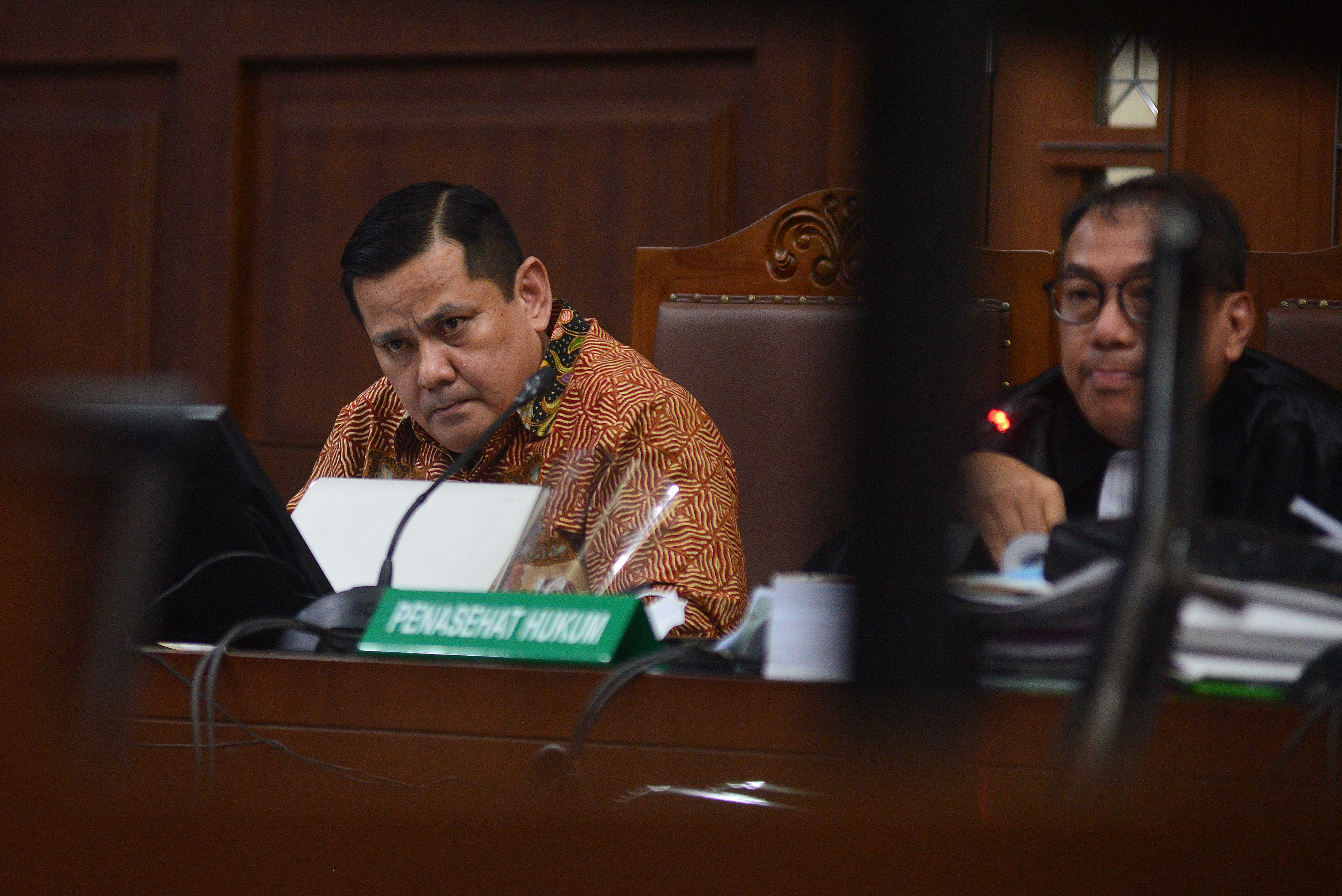 Terdakwa kasus suap penghapusan red notice Djoko Tjandra, Irjen Pol Napoleon Bonaparte (kiri) memerhatikan keterangan saksi.