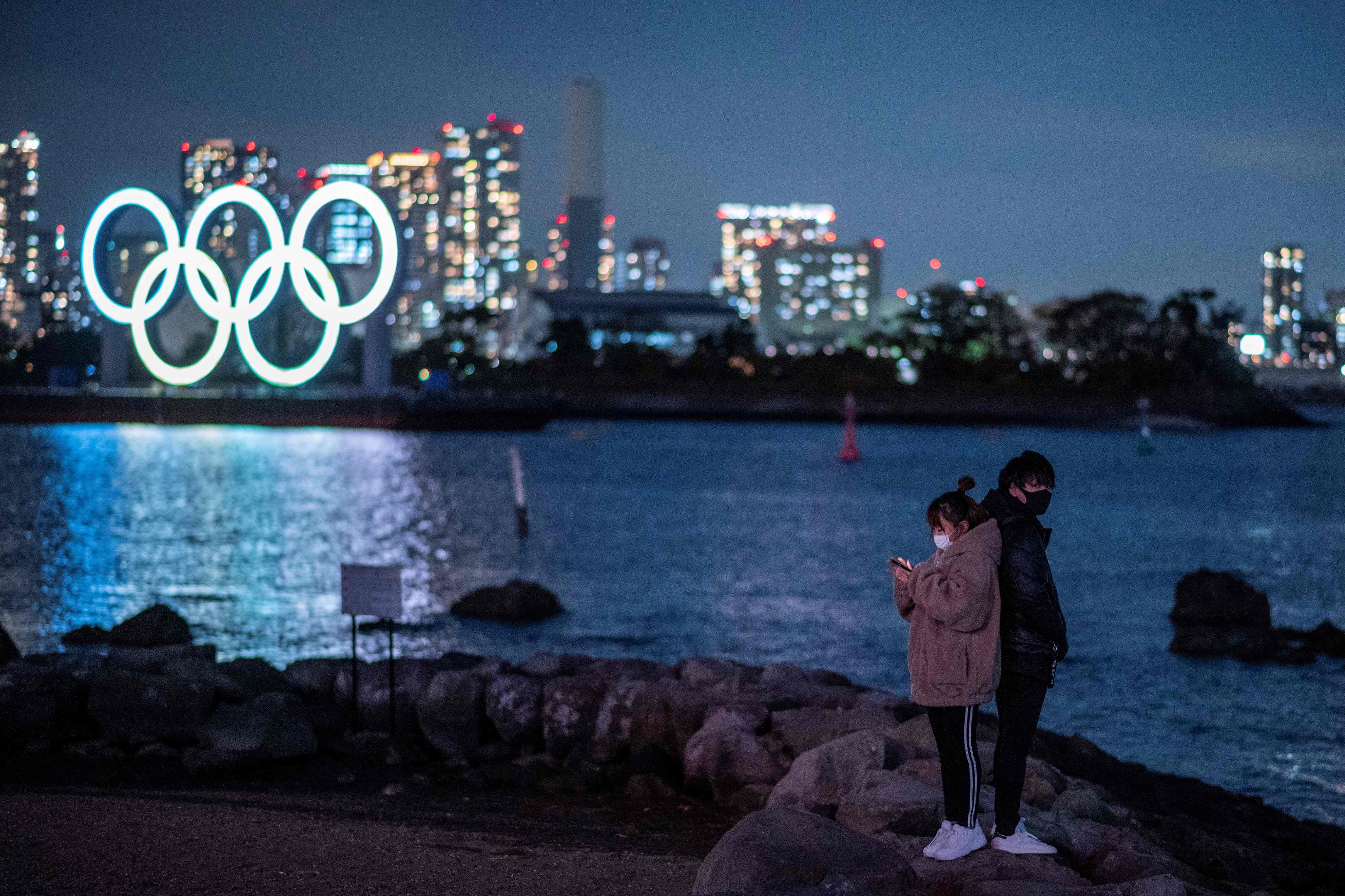 Logo Olimpiade terlihat di Odaiba, Tokyo, Jepang.