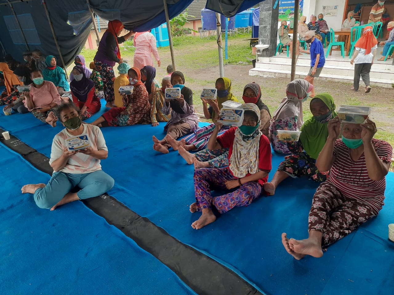 DPW Partai NasDem DIY menyerahkan bantuan 300 paket nasi kepada pengungsi Gunung Merapi di Barak Pengungsian Glagaharjo,  Cangkringan, Jumat