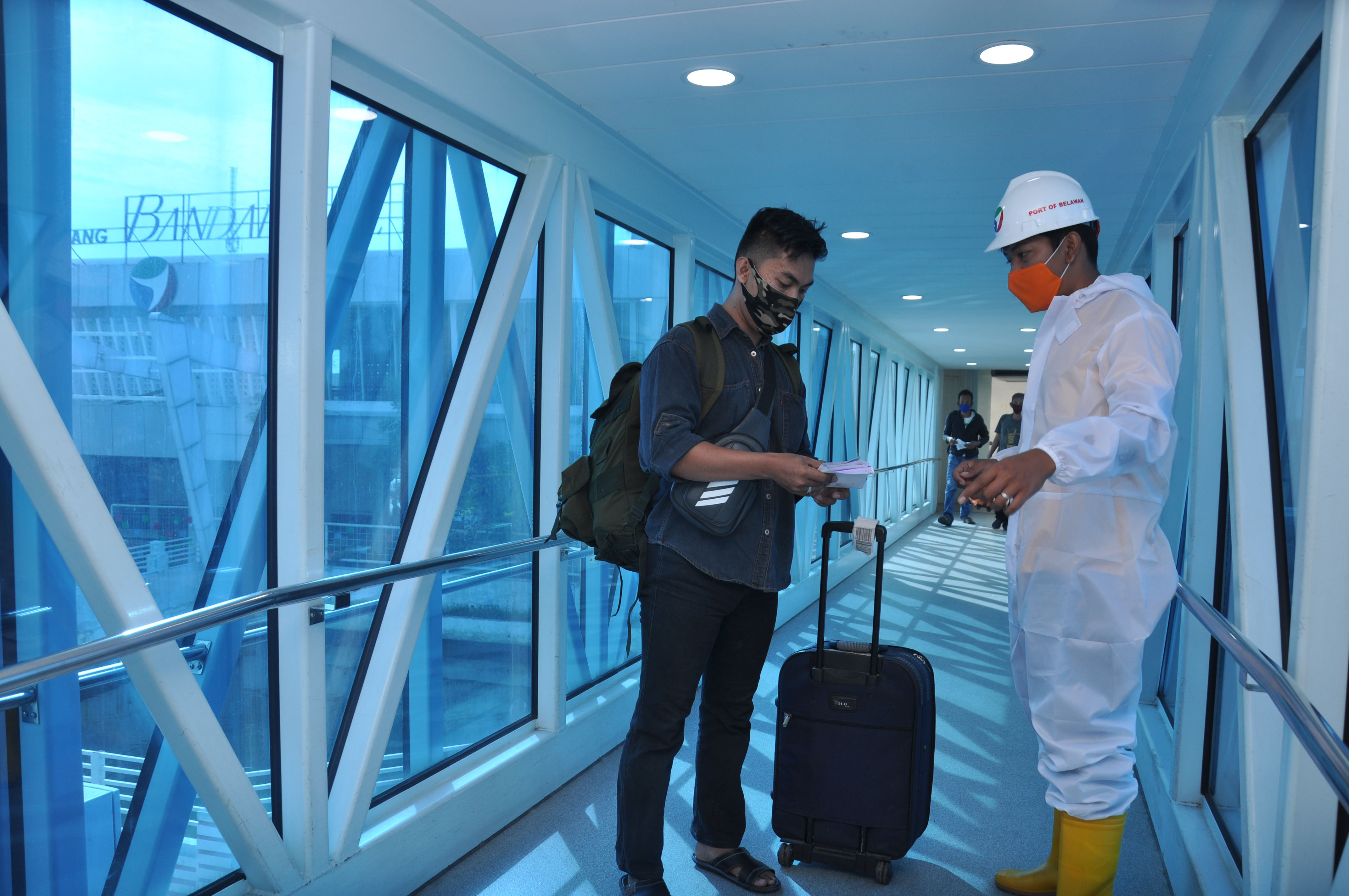 Petugas Pelindo 1 memeriksa dokumen penumpang KM Kelud di terminal penumpang Bandar Deli Pelabuhan Belawan Medan, Sumatera Utara, kemarin.