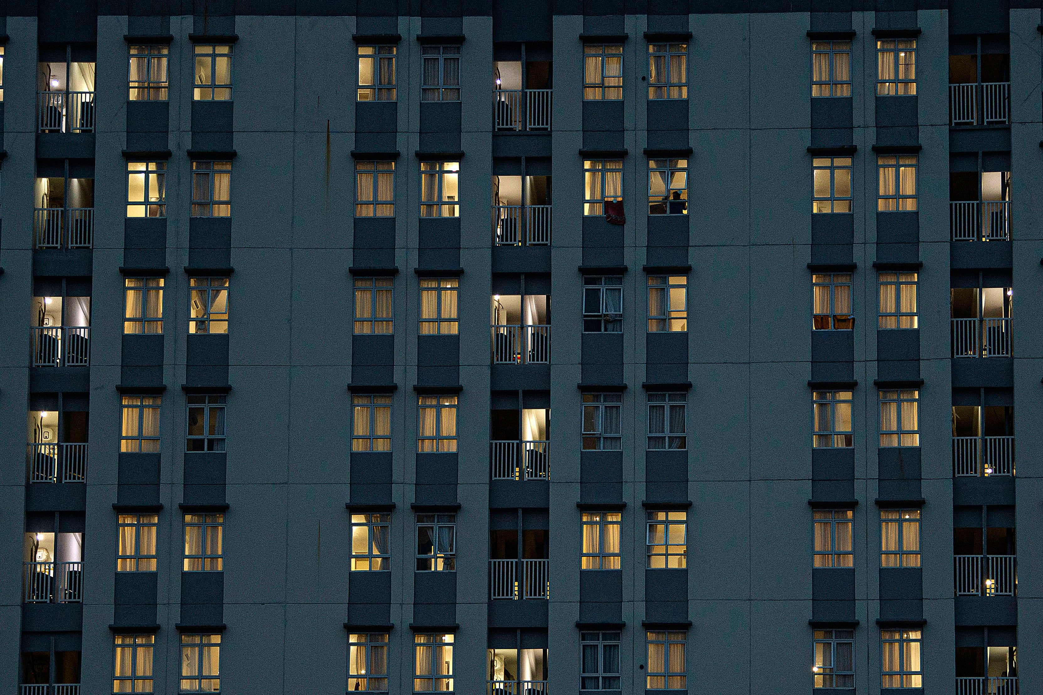Lampu-lampu ruang perawatan menyala di Rumah Sakit Darurat COVID-19 Wisma Atlet Kemayoran, Jakarta, Senin (23/11/2020).  