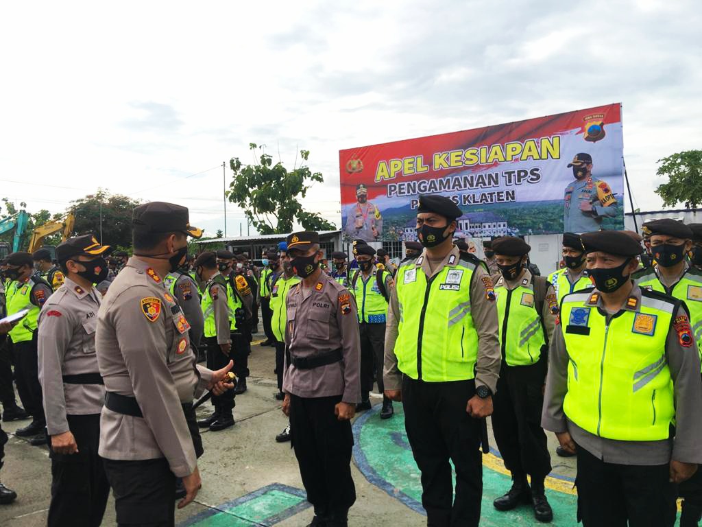 Apel pasukan pengamanan masa pungut dan hitung pemilihan bupati dan wakil bupati di lapangan Mapolres, Senin (8/12)