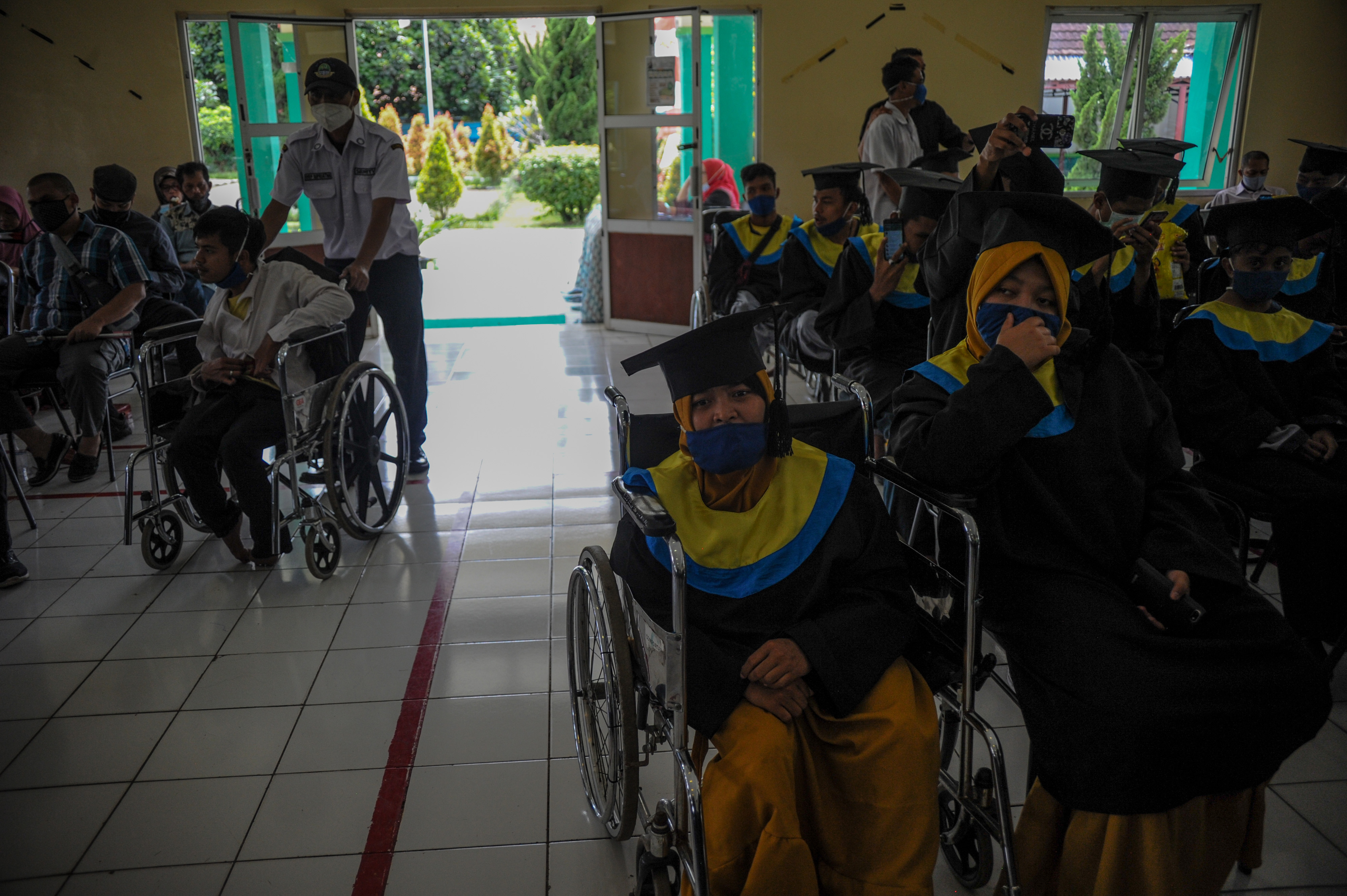 Siswa disabilitas mengikuti wisuda di Panti Sosial Rehabilitasi Penyandang Disabilitas Dinas Sosial Provinsi Jabar, Cimahi, Selasa (15/12)