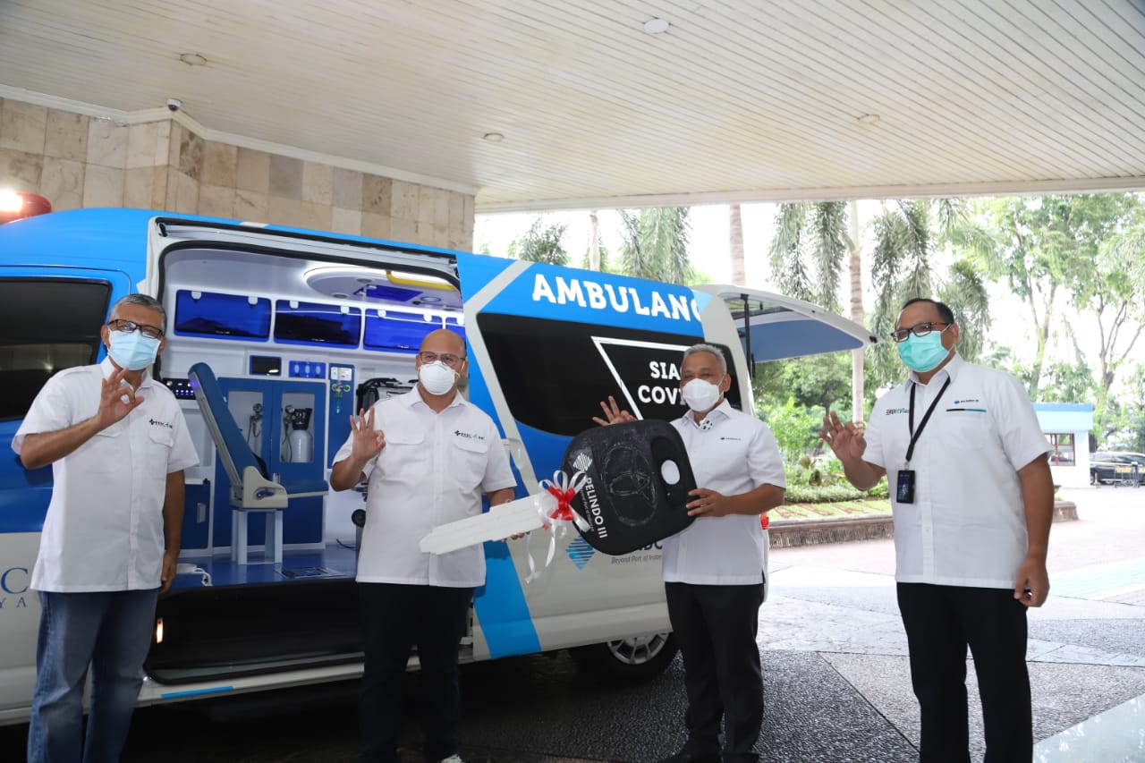 Pelindo III memberikan satu unit mobil mobil ambulance kepada Rumah Sakit PHC.