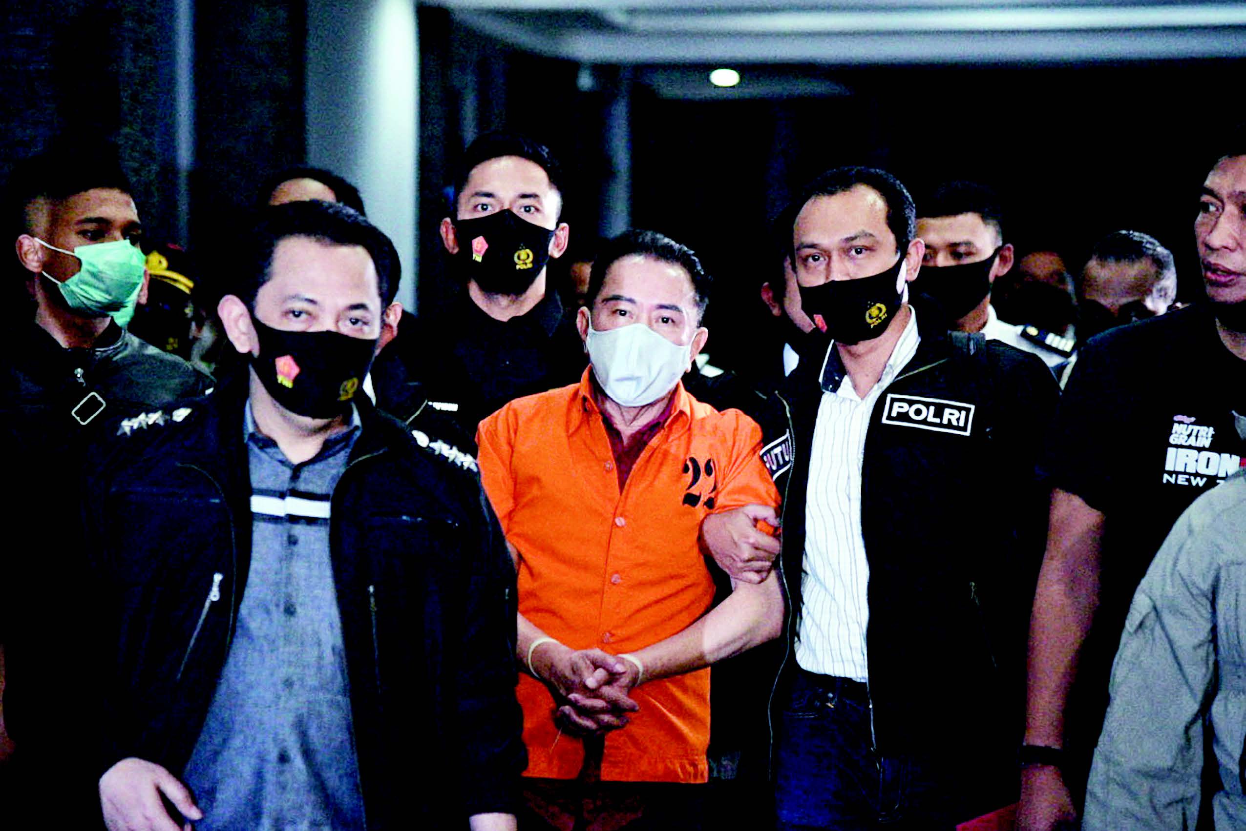 JOKO TJANDRA TIBA DI JAKARTA: Buron BLBI yang juga terpidana kasus cessie Bank Bali Joko Tjandra (tengah) dikawal setibanya di Bandara Halim