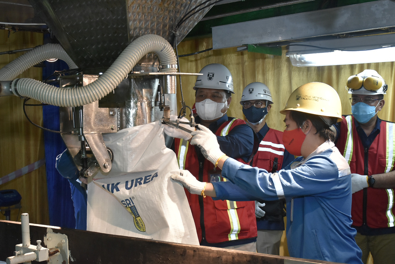 Dirut Pusri Tri Wahyudi Saleh saat pengantongan produksi akhir 2020 dan pengantongan perdana 2021