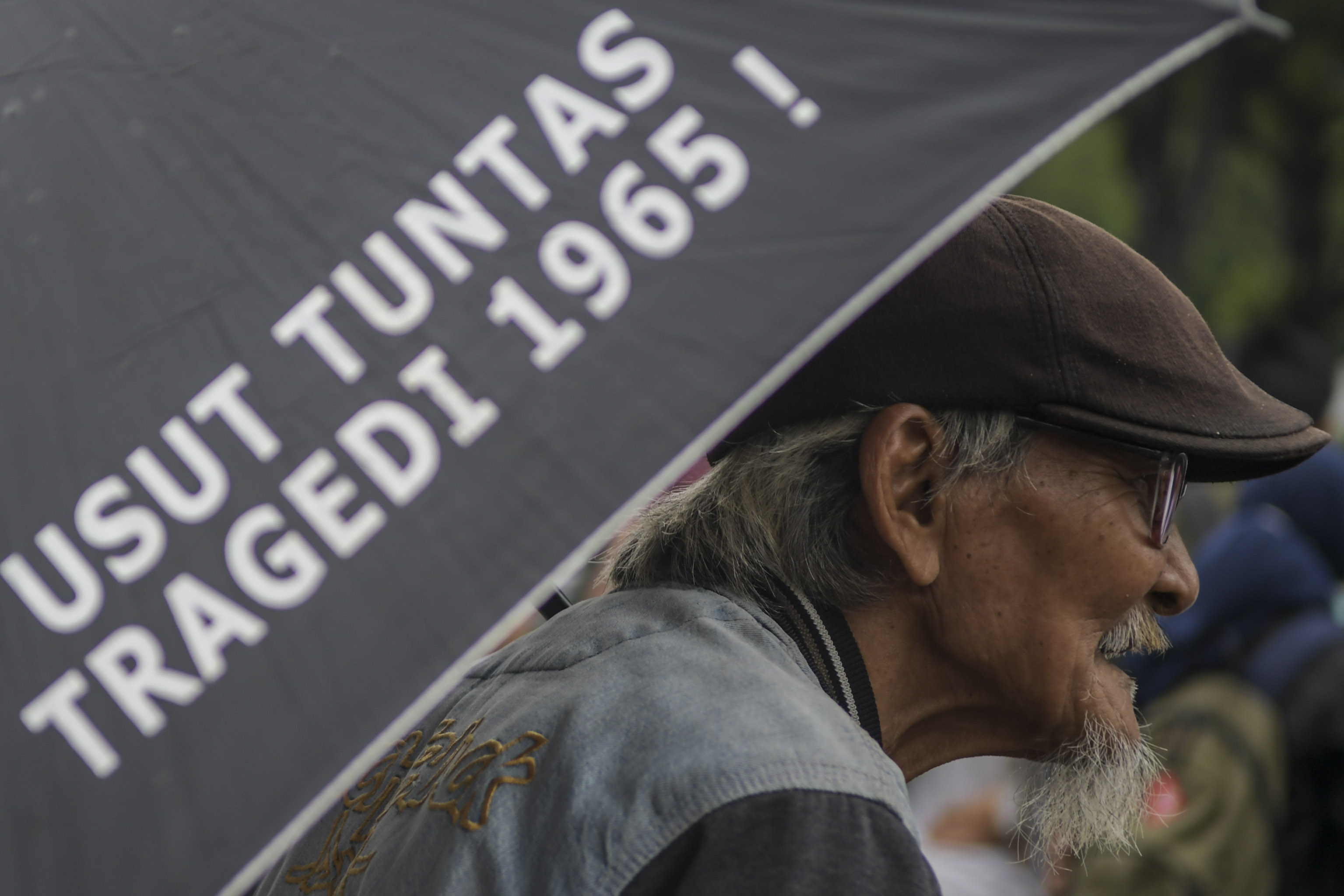 Peserta aksi kamisan menuntut penuntasan kasus HAM masa lalu