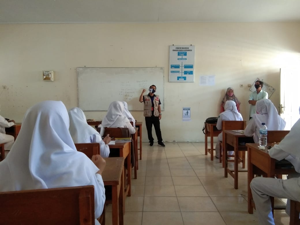 Kegiatan sosialisasi protokol kesehatan di sebuah sekolah di Bangka.