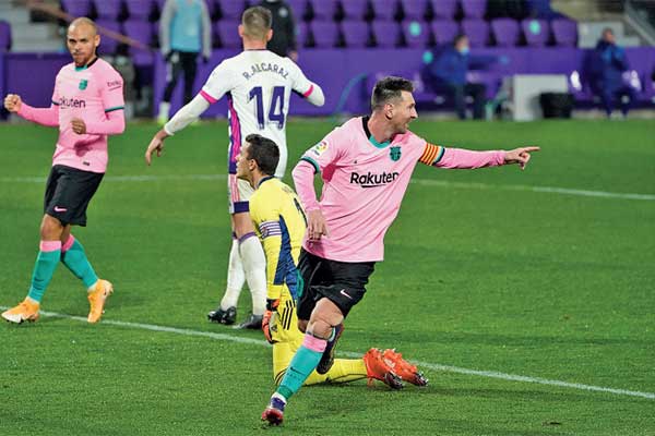 Penyerang Barcelona asal Argentina Lionel Messi (kanan) merayakan kemenangannya setelah mencetak gol