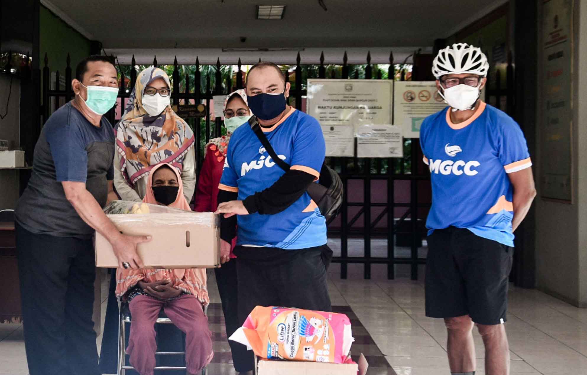 CEO Media Group Mirdal Akib (tengah) saat membagikan sejumlah bantuan untuk Panti Sosial Bina Insan di Jakarta, kemarin.