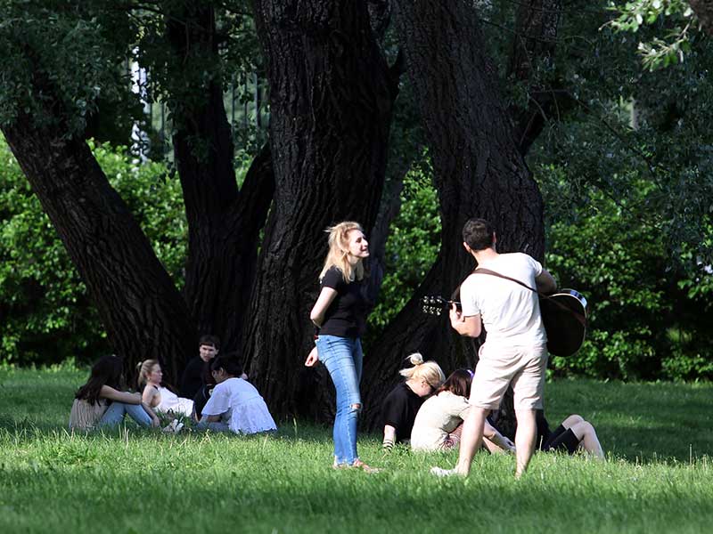 Pengunjung bersantai di Taman Gorky, Moskow, Rusia, pada hari pertama pencabutan swakarantina, Selasa (9/6/2020)