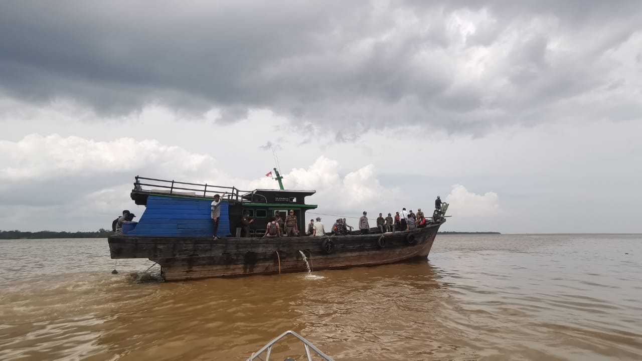 Distribusi logistik Pilkada Tanjab, Jambi terombang-ambing di laut karena mesinnya rusak.