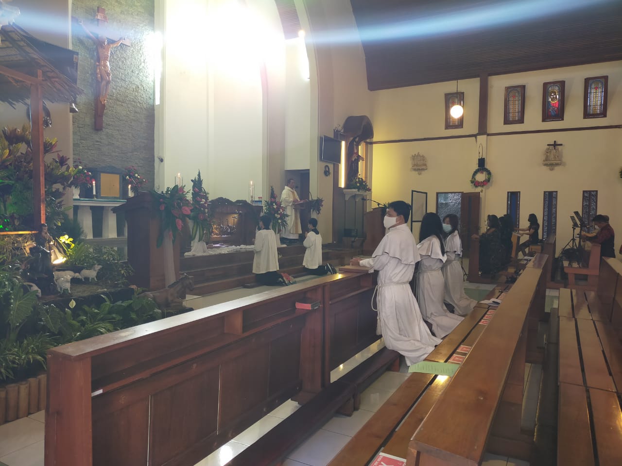 Suasana misa Natal di Gereja Katolik Hari Kudus Yesus di Jalan Sutisna Senjaya, Kota Tasikmalaya, Jumat (25/12/2020).