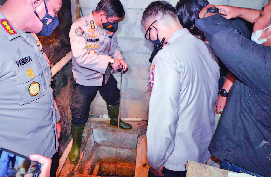 Kabagpenum Mabes Polri Kombes Ahmad Ramadhan (kedua dari kiri) melihat bungker tempat terduga teroris Taufi k Bulaga alias Upik Lawanga  