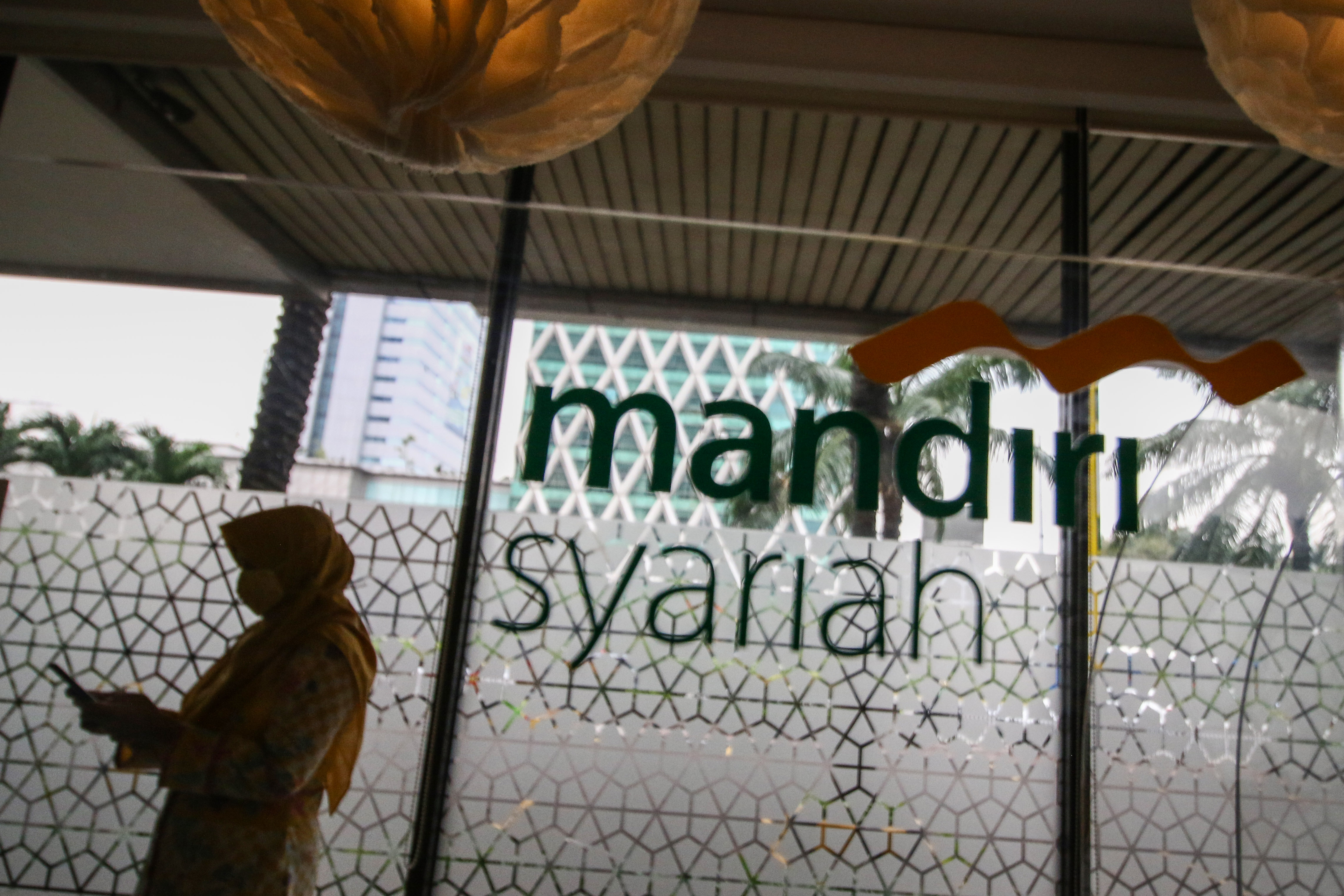 MERGER BANK SYARIAH BUMN: Seorang nasabah menunggu di ruang tunggu Bank Syariah Mandiri, Jakarta, Rabu (14/10/2020)