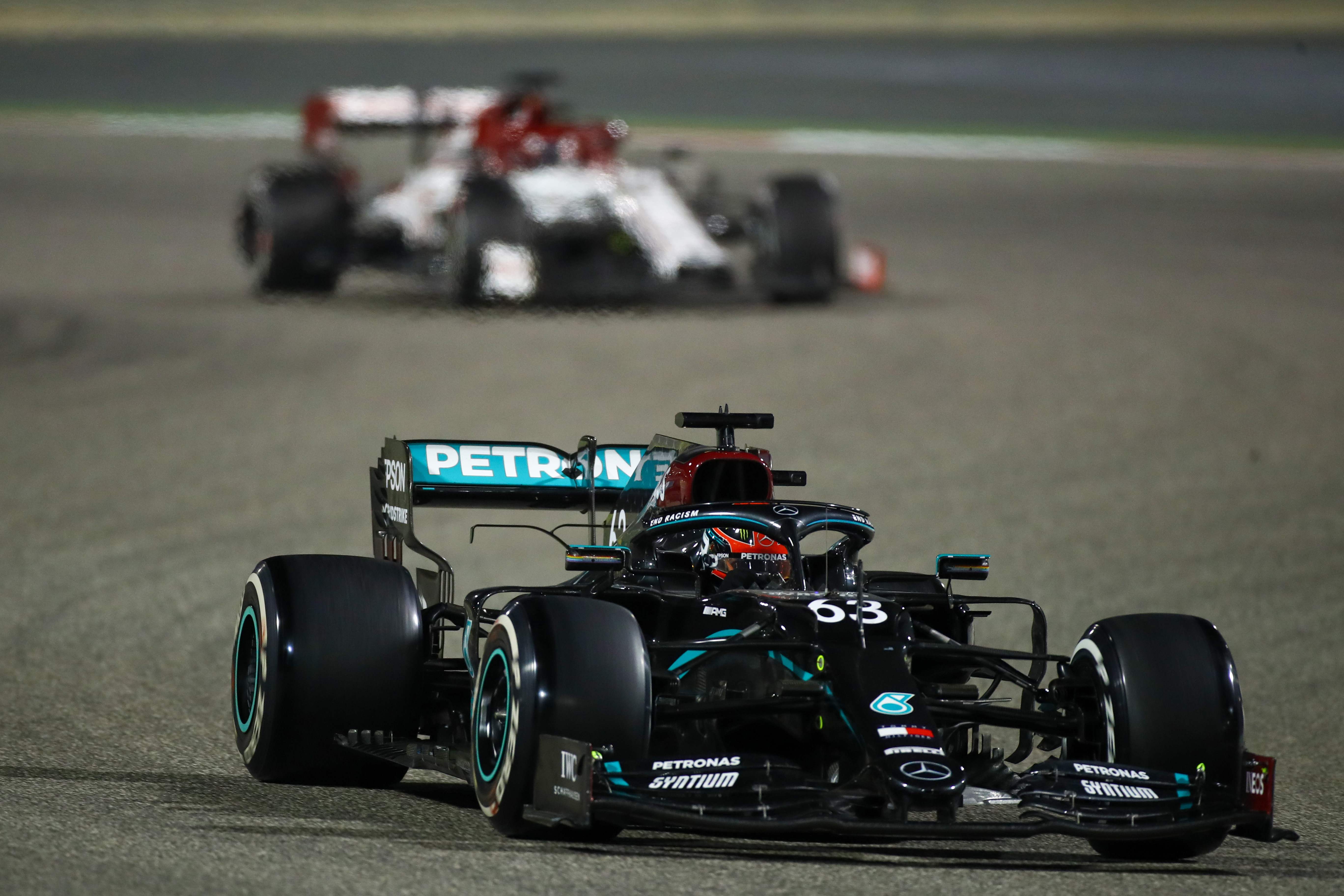 George Russell dari Mercedes saat membalap di Sakhir Formula One Grand Prix, sirkuit internasional Bahrain, Minggu (6/12/2020)