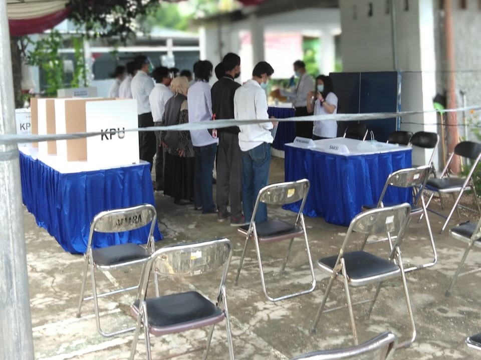 Suasana di TPS, petugas KPPS sedang membacakan sumpah sebelum pemungutan suara dimulai