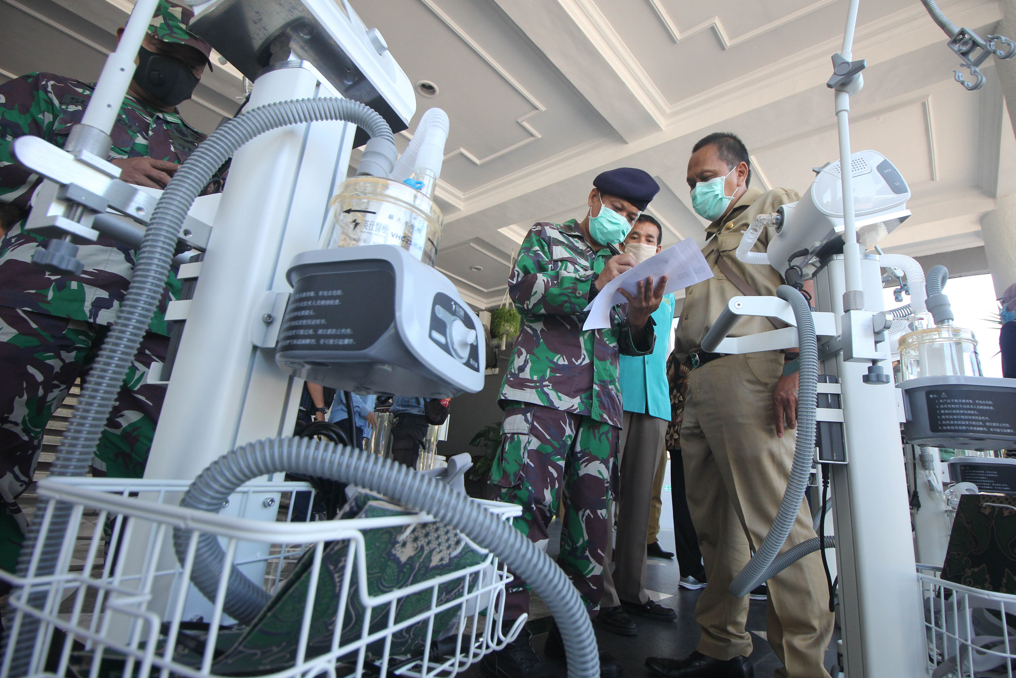 Petugas mendata peralatan medis sebelum diberikan kepada penerima bantuan di Balai Kota Surabaya, Jawa Timur.