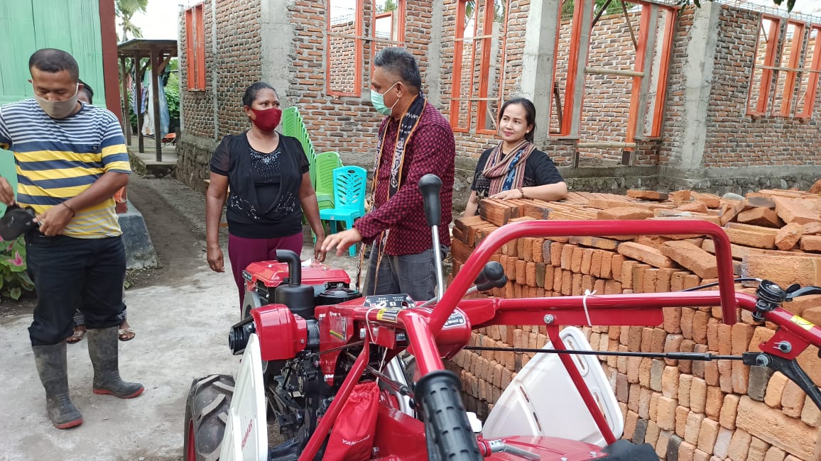 Bupati Sikka Fransikus Roberto Diogo menyerahkan bantuan alsintan kepada warga Desa Waibeler 