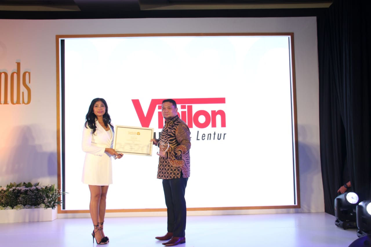 Pemberian penghargaan Superbrands Award 2020