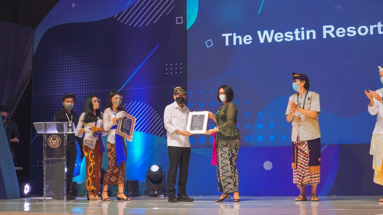 Acara penyerahan Sertifikat CHSE dari Kemenparekraf.