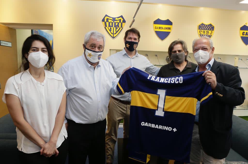 Tim dari Boca Juniors mempersiapkan jersey yang akan dikirimkan untuk Paus Fransiskus.