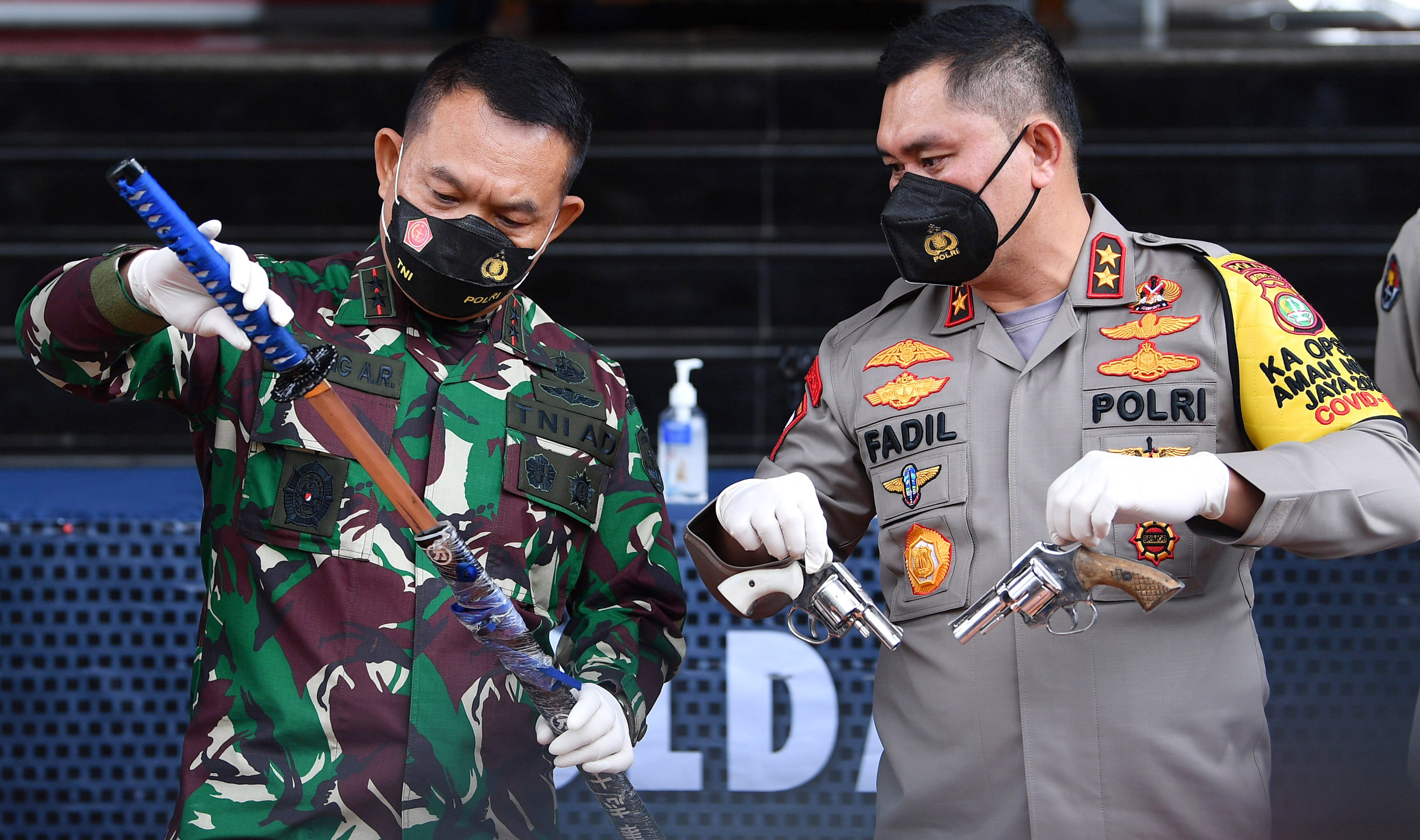 Kapolda Metro Jaya Irjen Pol Fadil Imran (kanan) bersama Pangdam Jaya Mayjen TNI Dudung Abdurachman menunjukkan barang bukti