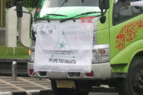 Papan Nama dan Petunjuk Arah Milik FPI Yogyakarta Dicat Hitam