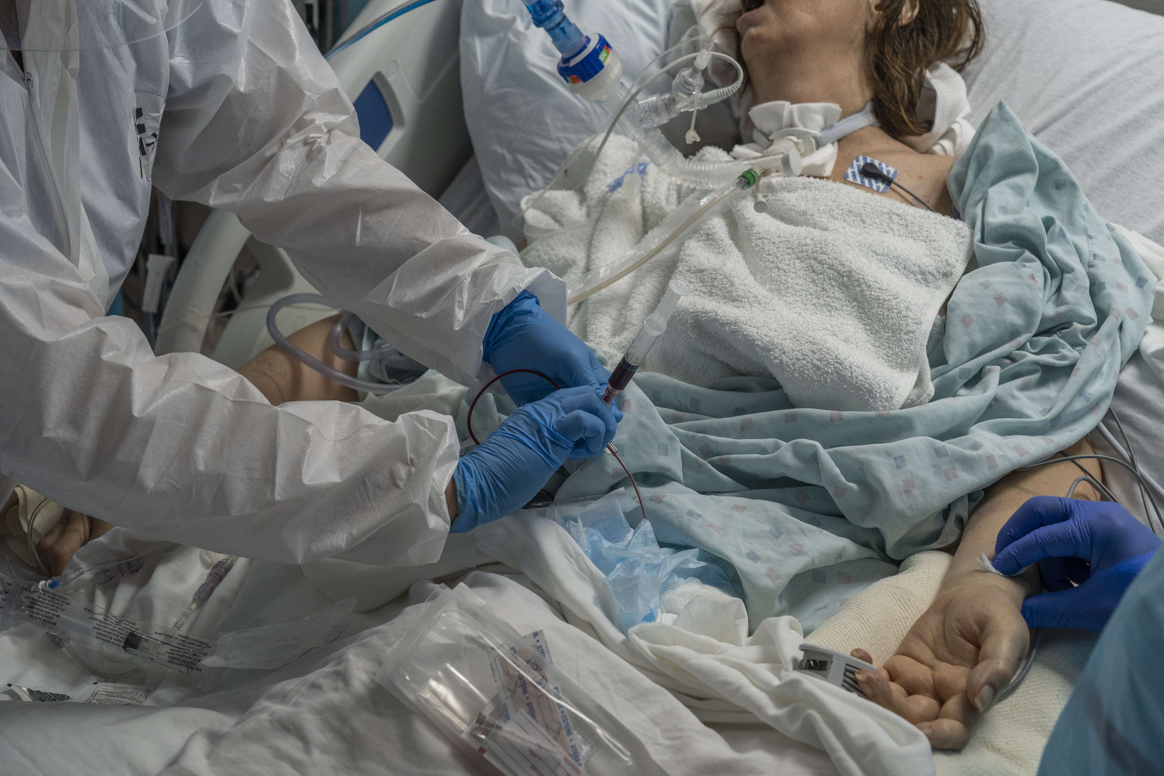 Petugas medis memeriksa pasien Covid-19 di United Memorial Medical Center, Houston, Amerika Serikat.