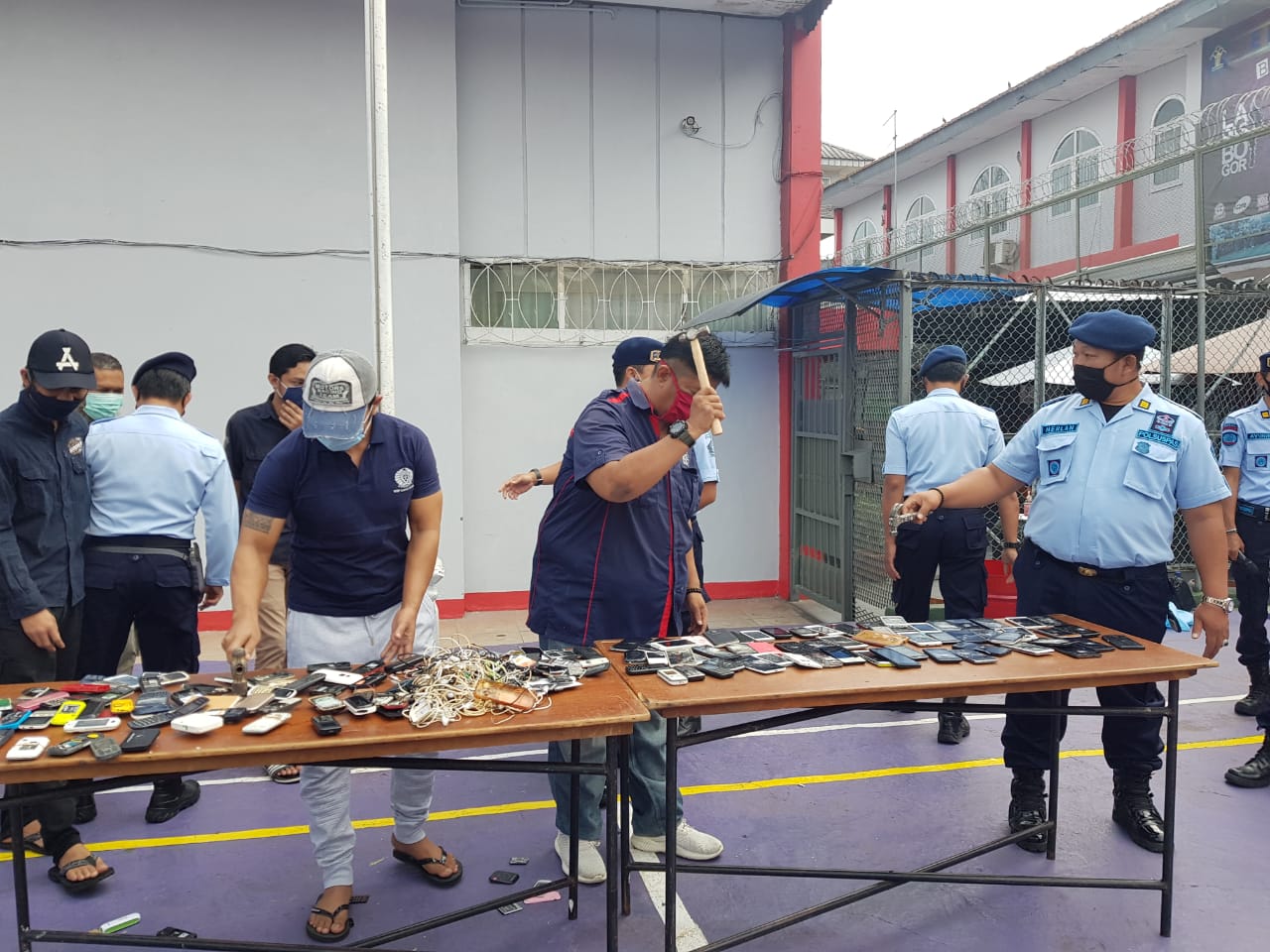 Ratusan handpone milik napi di Lapas Paledang, Bogor, yang ketahuan saat sidak dimusnahkan dengan dipukul.