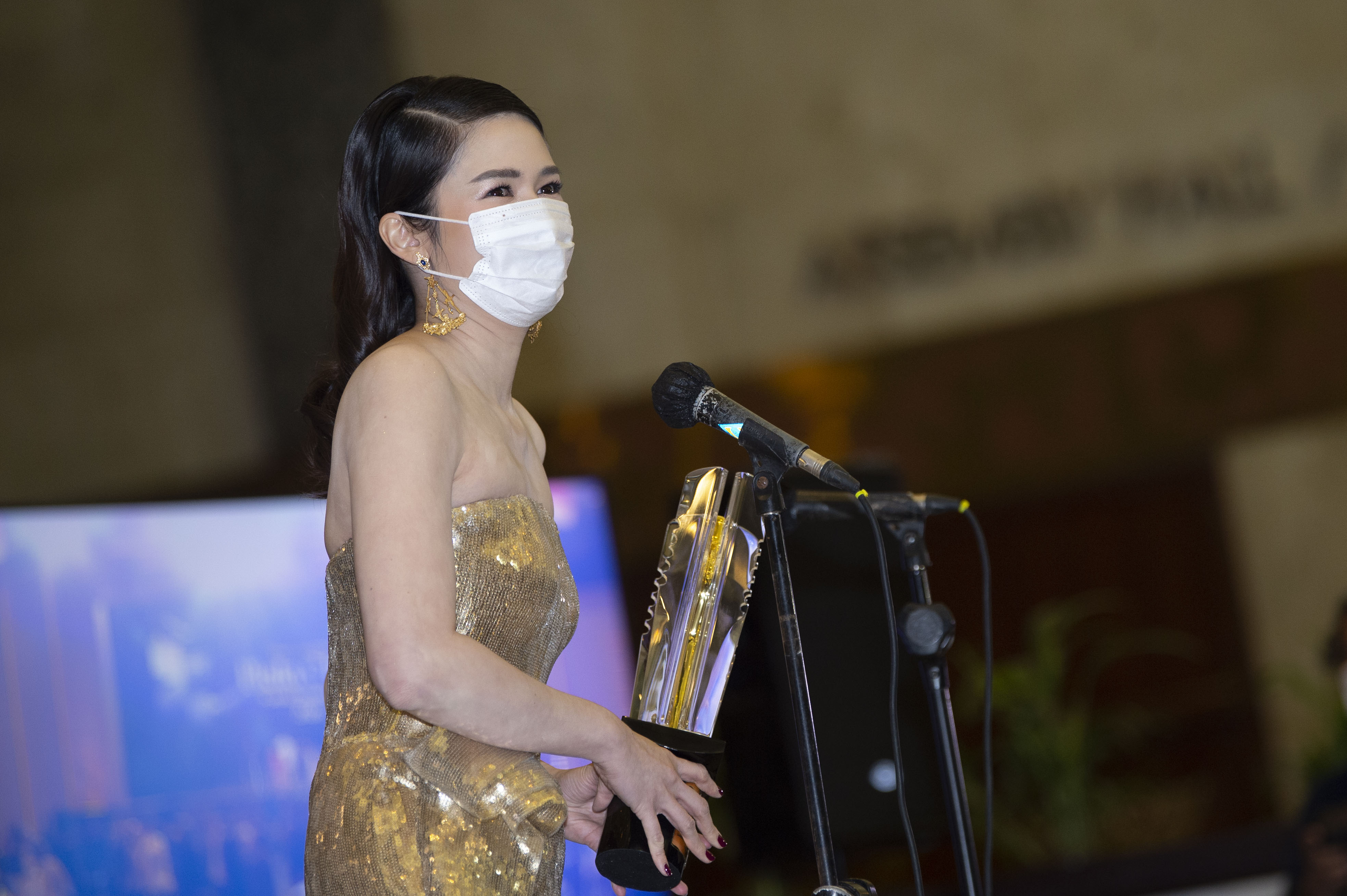 Aktris Laura Basuki berpose usai memenangkan kategori Pemeran Perempuan Terbaik FFI 2020. Ajang ini dilaksanakan dengan protokol 3 M.