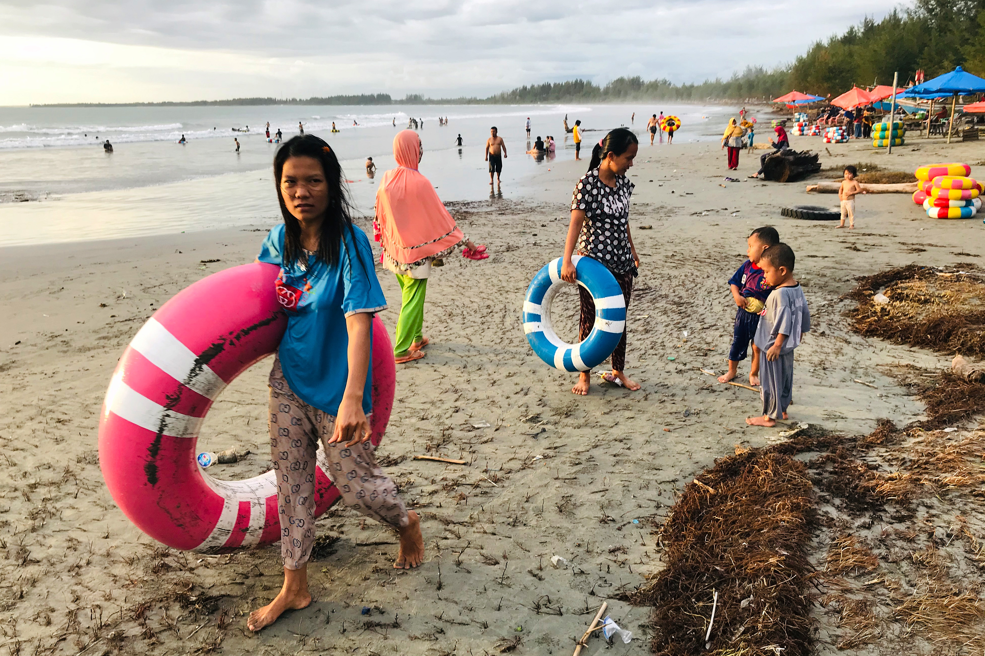 Pengunjung menikmati suasana di objek wisata Pantai Zakat Bengkulu, Kamis (28/5/2020).