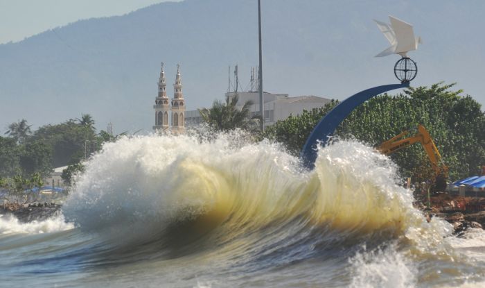 Ombak besar bergulung menghempas ke Pantai Padang, Sumatra Barat, Minggu (9/8/2020). 