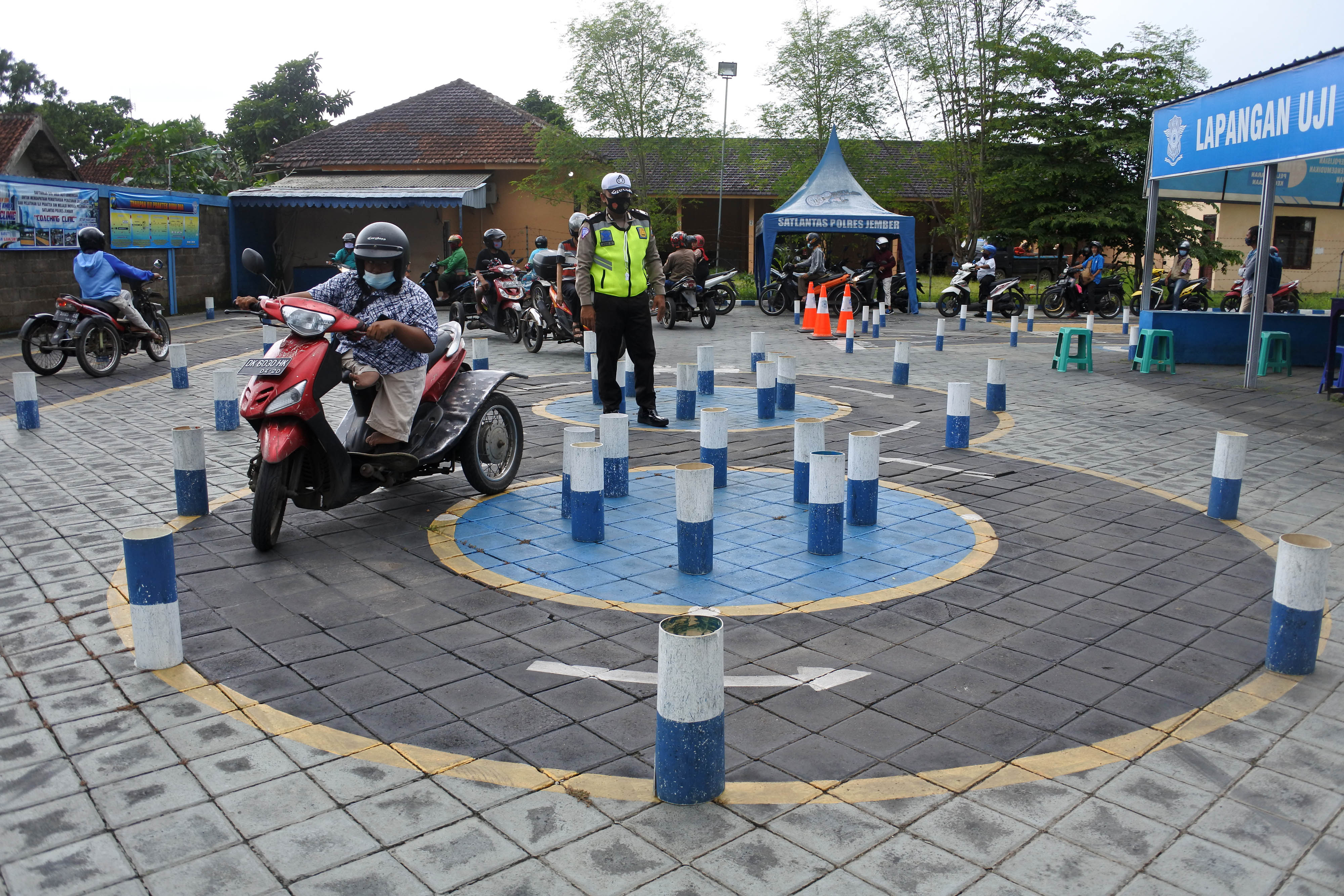 Warga disabilitas mengikuti pelatihan ujian praktik SIM D di Satlantas Polres Jember, Jawa Timur, Sabtu (28/11)