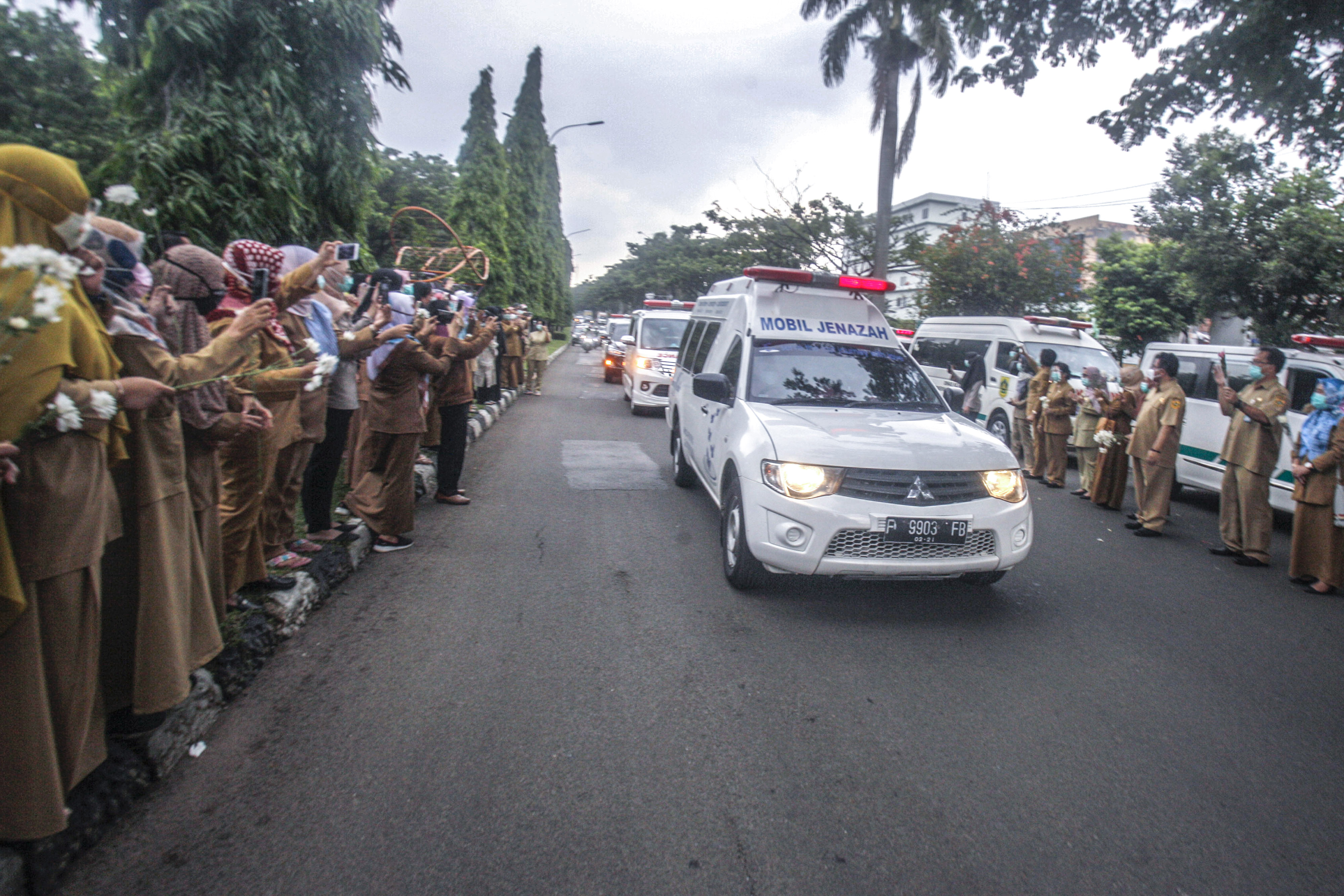 Tenaga medis memberikan penghormatan pada jenazah Kepala Puskesmas Banjarsari Dokter Usman yang meninggal akibat covid-19, Senin (26/10)