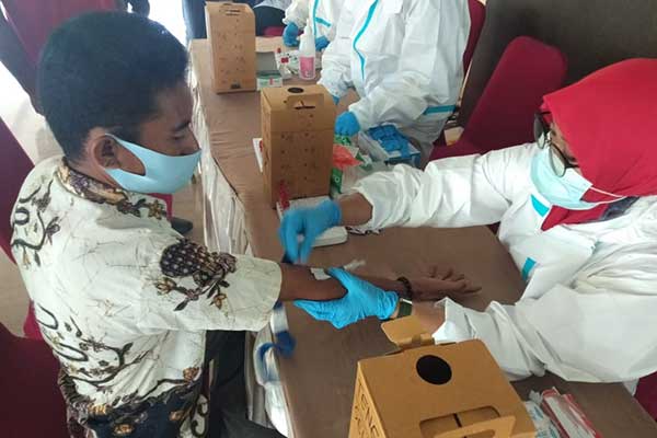 Ribuan petugas pengawas TPS di seluruh kabupaten dan kota melakukan tes cepat covid-19, di Provinsi Maluku Utara.