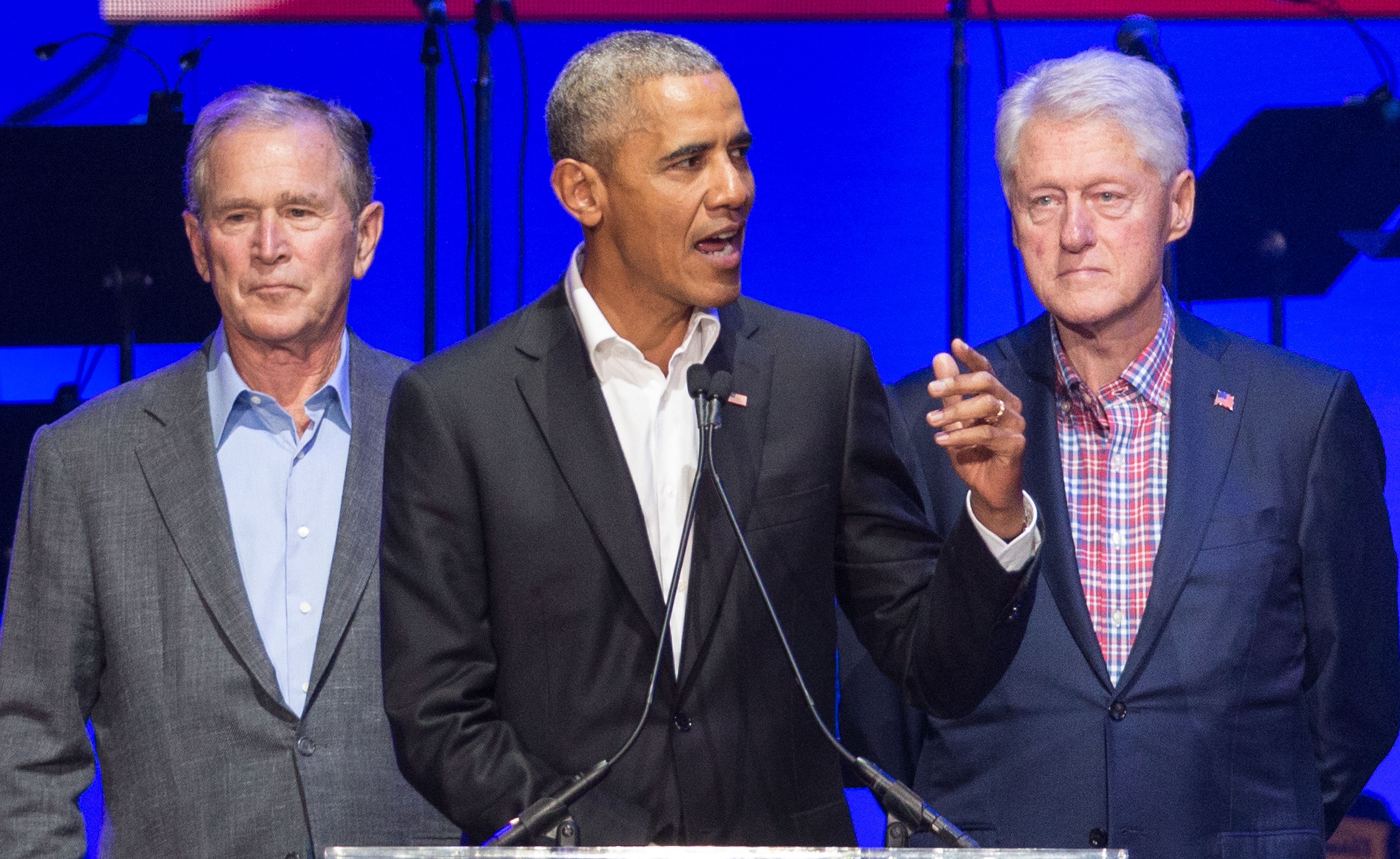 Tiga mantan presiden AS (dari kiri ke kanan) George W Bush, Barack Obama, dan Bill Clinton.