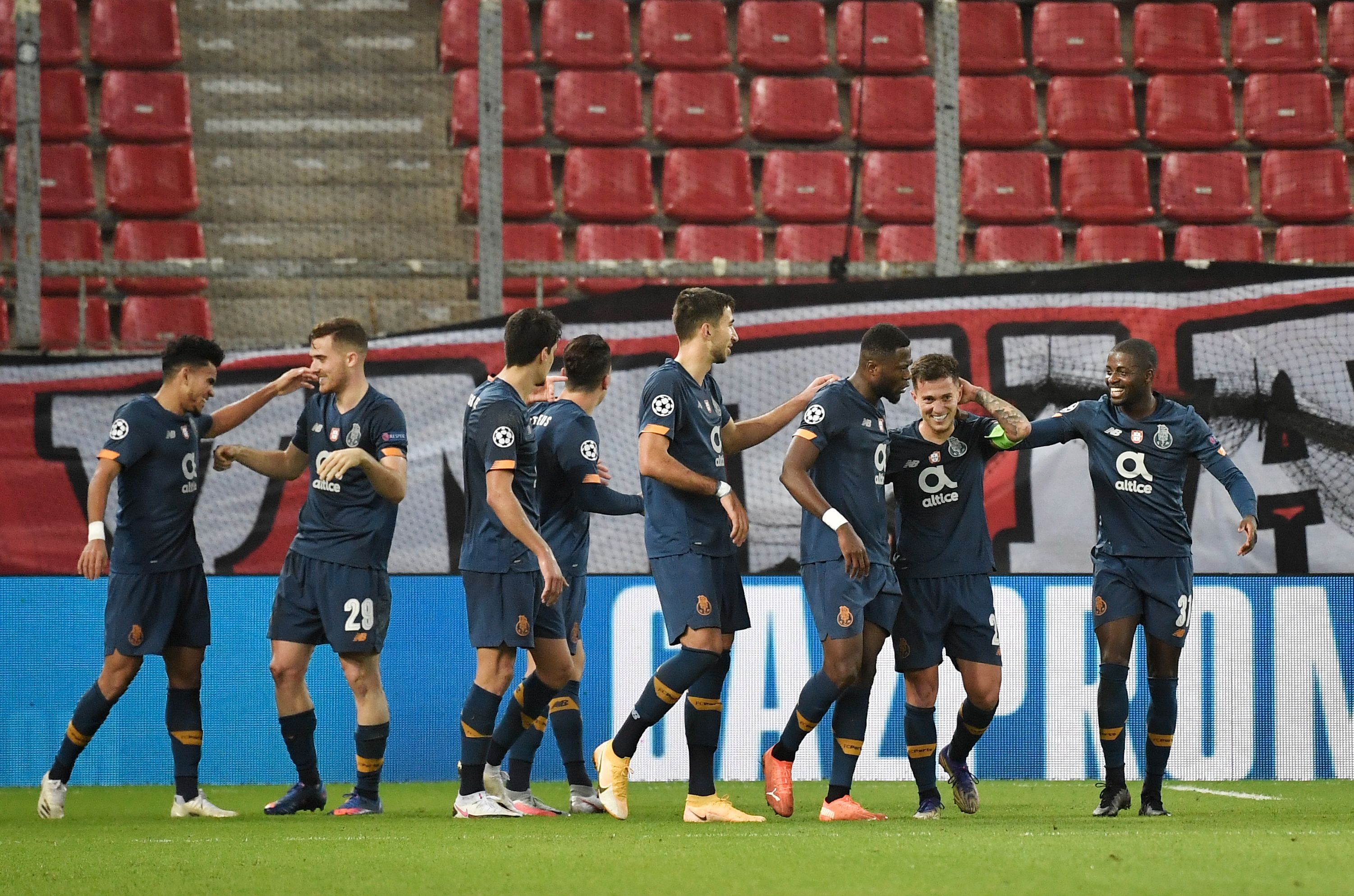 Pemain FC Porto melakukan selebrasi usai mencetak gol ke gawang Olympiakos di laga Liga Champions.