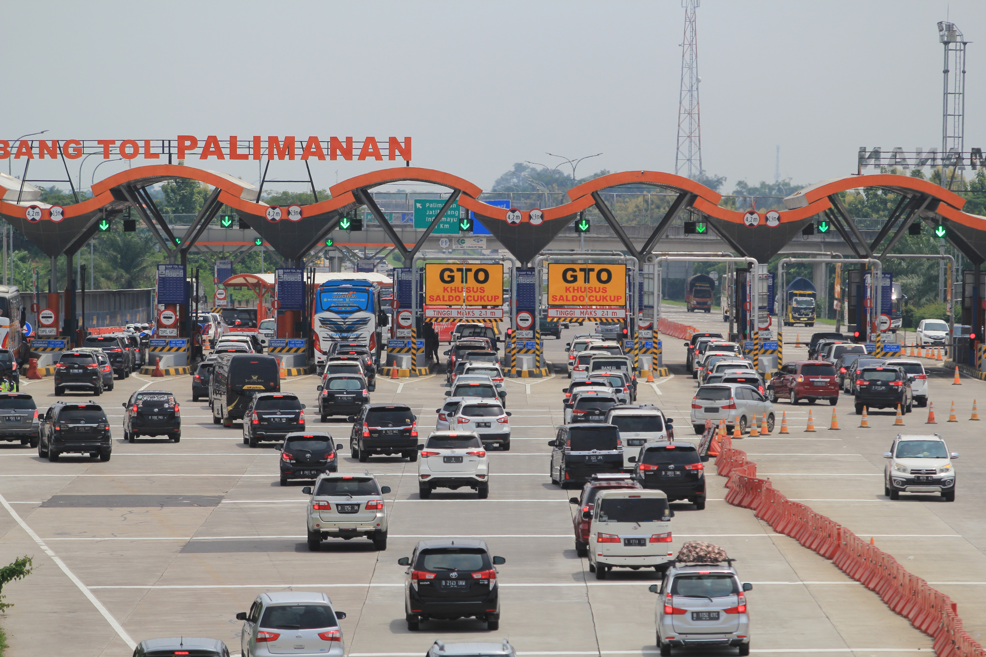 Kendaraan pemudik melintas menuju gerbang Tol Cipali, Palimanan, Cirebon, Jawa Barat, kemarin.
