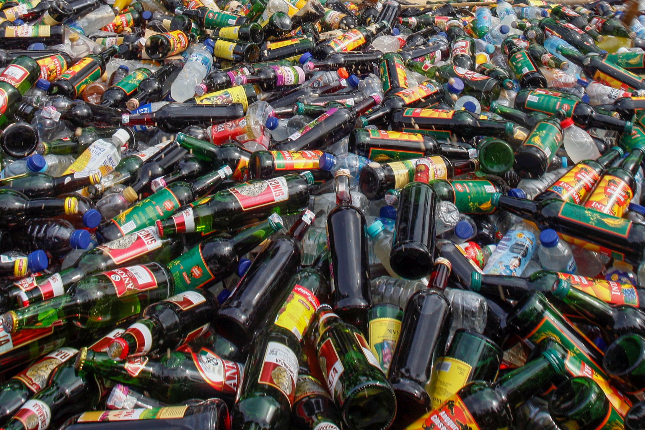 Ilustrasi botol-botol minuman keras.