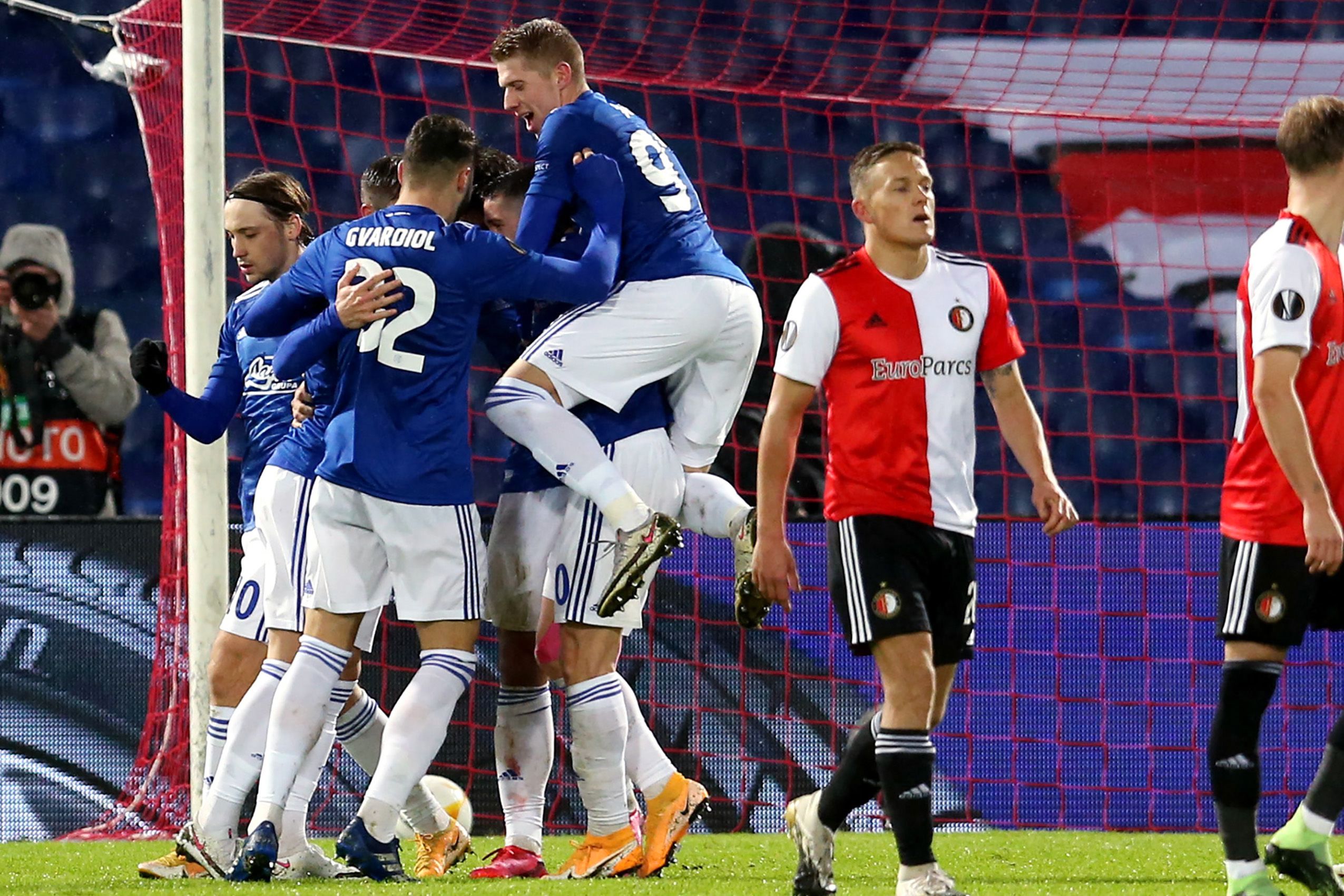 Para pemain Dinamo Zagreb melakukan selebrasi usai mencetak gol ke gawang Feyenoord dalam laga Liga Europa.