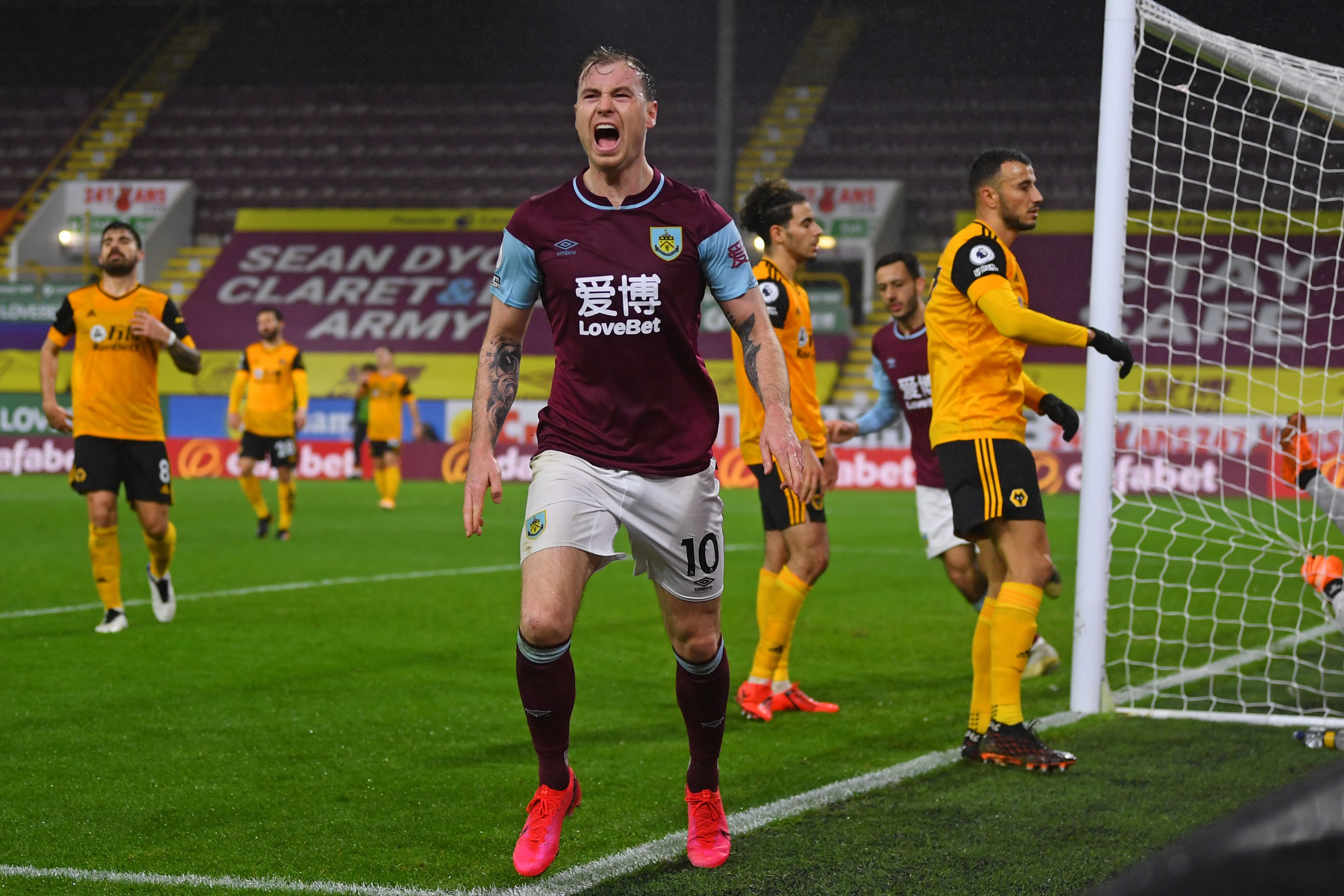 Penyerang Burnley Ashley Barnes melakukan selebrasi usai mencetak gol ke gawang Wolverhampton Wanderers di laga Liga Primer Inggris.