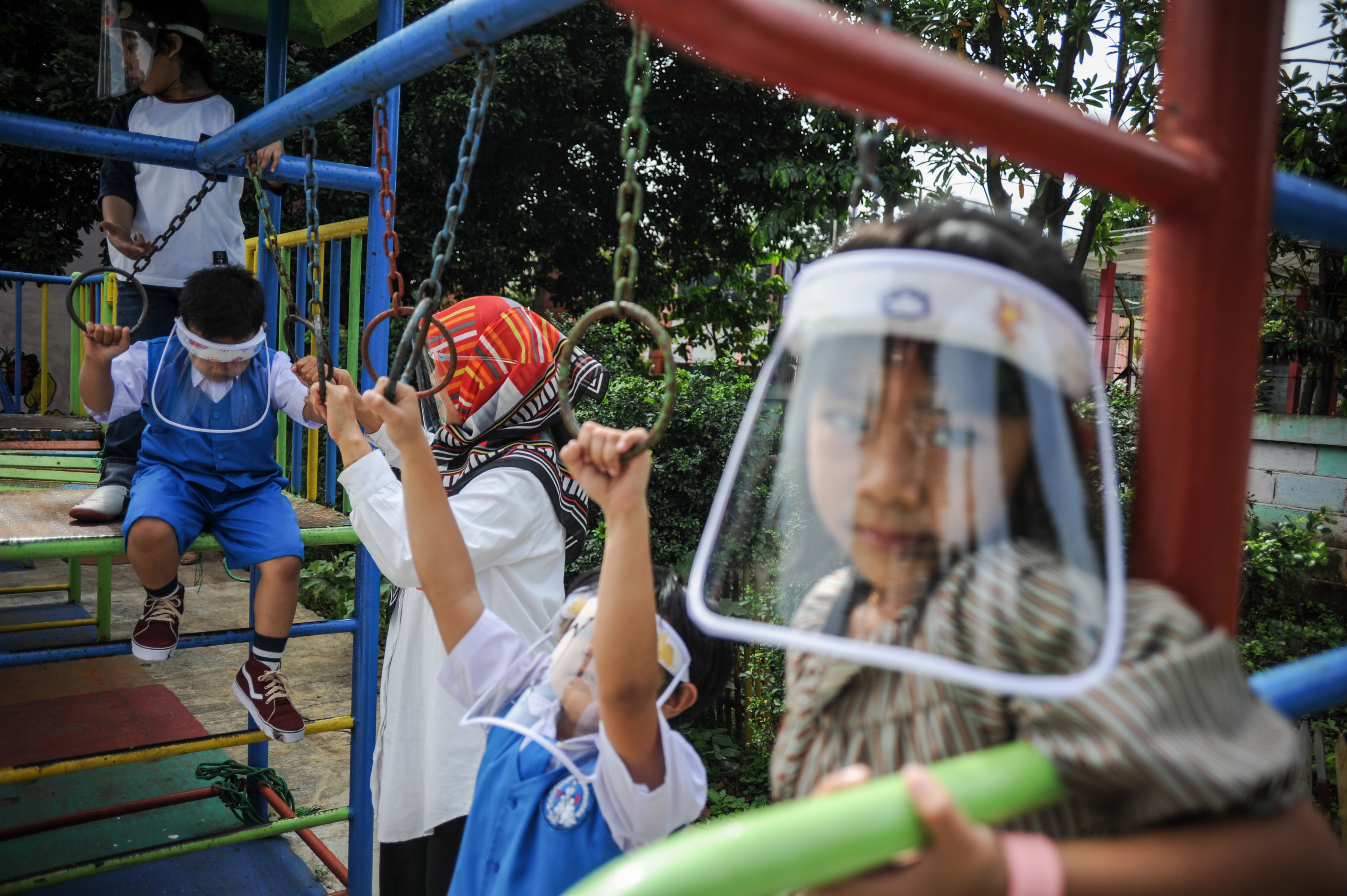 Seorang guru mengawasi murid yang bermain saat simulasi pembukaan dan pembelajaran tatap muka di TK Negeri Pembina Cimahi, Jawa Barat.