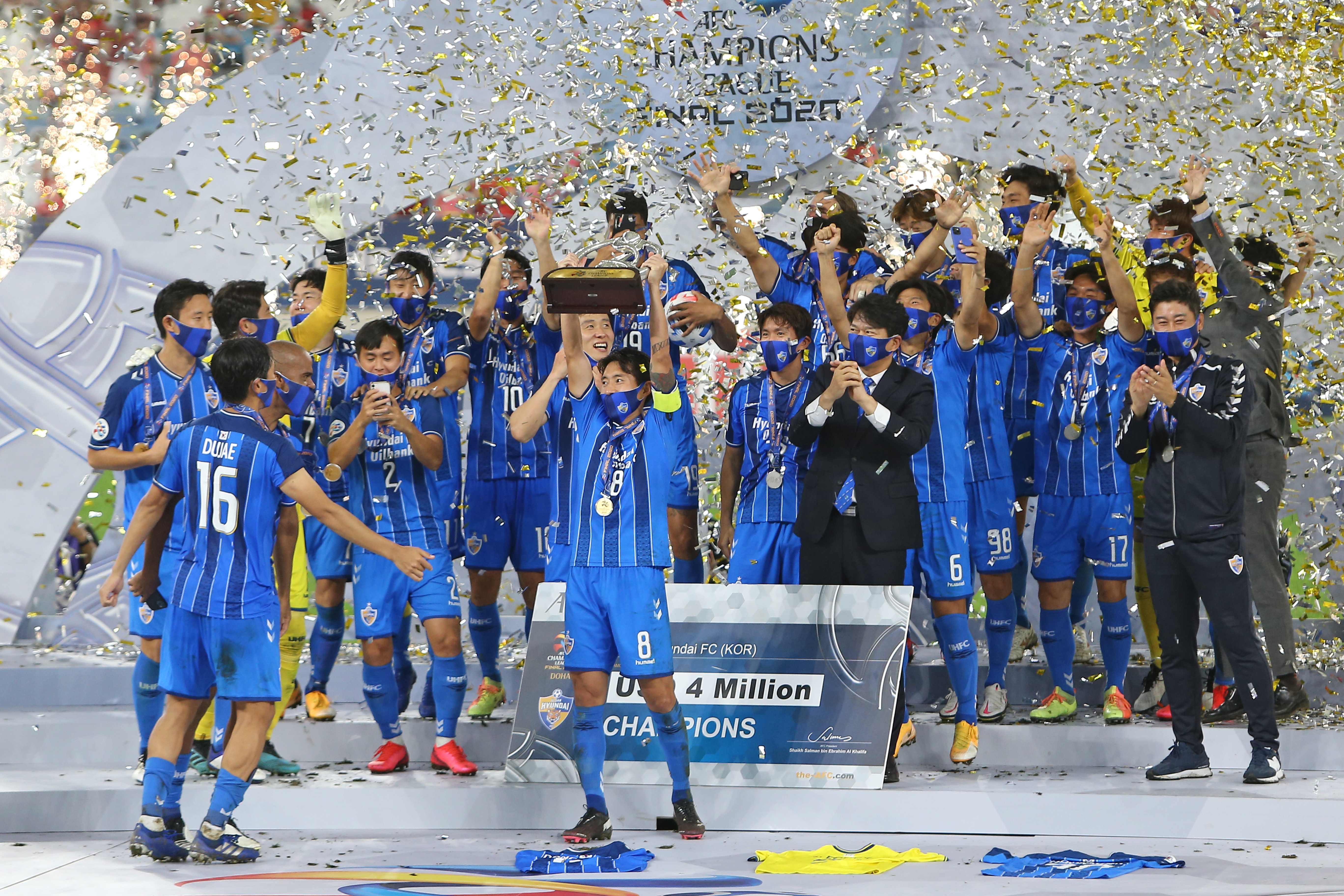 Pemain Ulsan Hyundai merayakan sukses merebut jura Liga Champions Asia 2020 setelah menang 2-1 atas Persepolis di final, Sabtu (19/12).