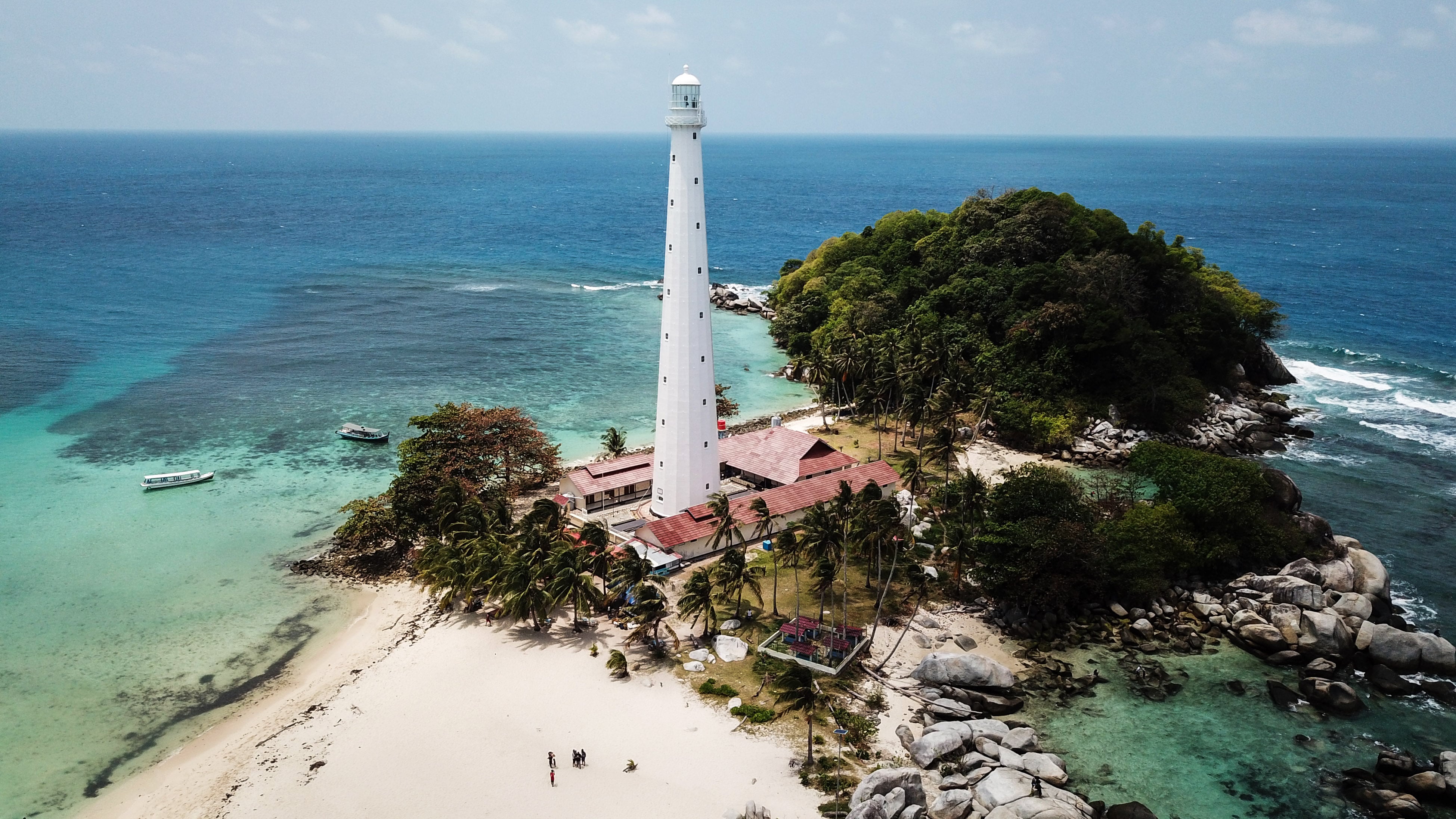 Foto udara Pulau Lengkuas, salah satu destinasi wisata favorit di Bangka Belitung.