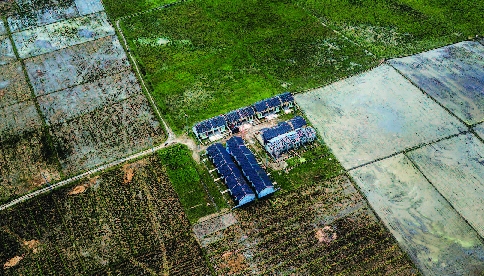 Pembangunan rumah berlangsung di sekitar area persawahan daerah Tambun, Kabupaten Bekasi, Jawa Barat, Kamis (2/4).