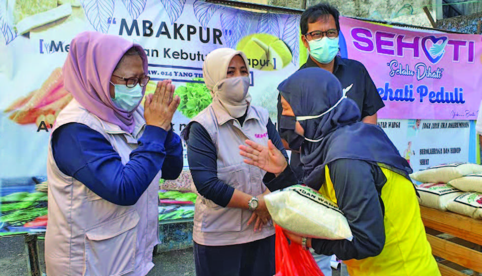BANTUAN SEMBAKO: Suasana kegiatan Sehati, komunitas single parent di Kota Bogor, Jawa Barat, saat memberikan bantuan sembako pada warga 